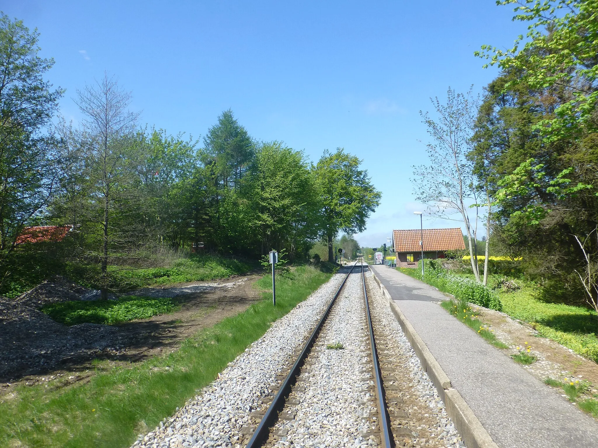 Photo showing: Cabin window view of Saltrup Station on Gribskovbanen in Denmark. The picture was taken from the diesel railcar LNJ SM during a special trip with railway entusiasts.