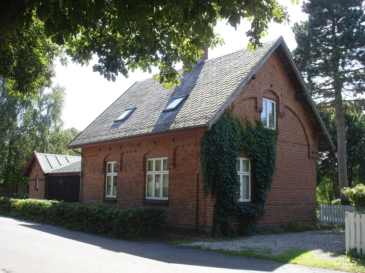 Photo showing: Vassingerød Station, vejsiden fra vest