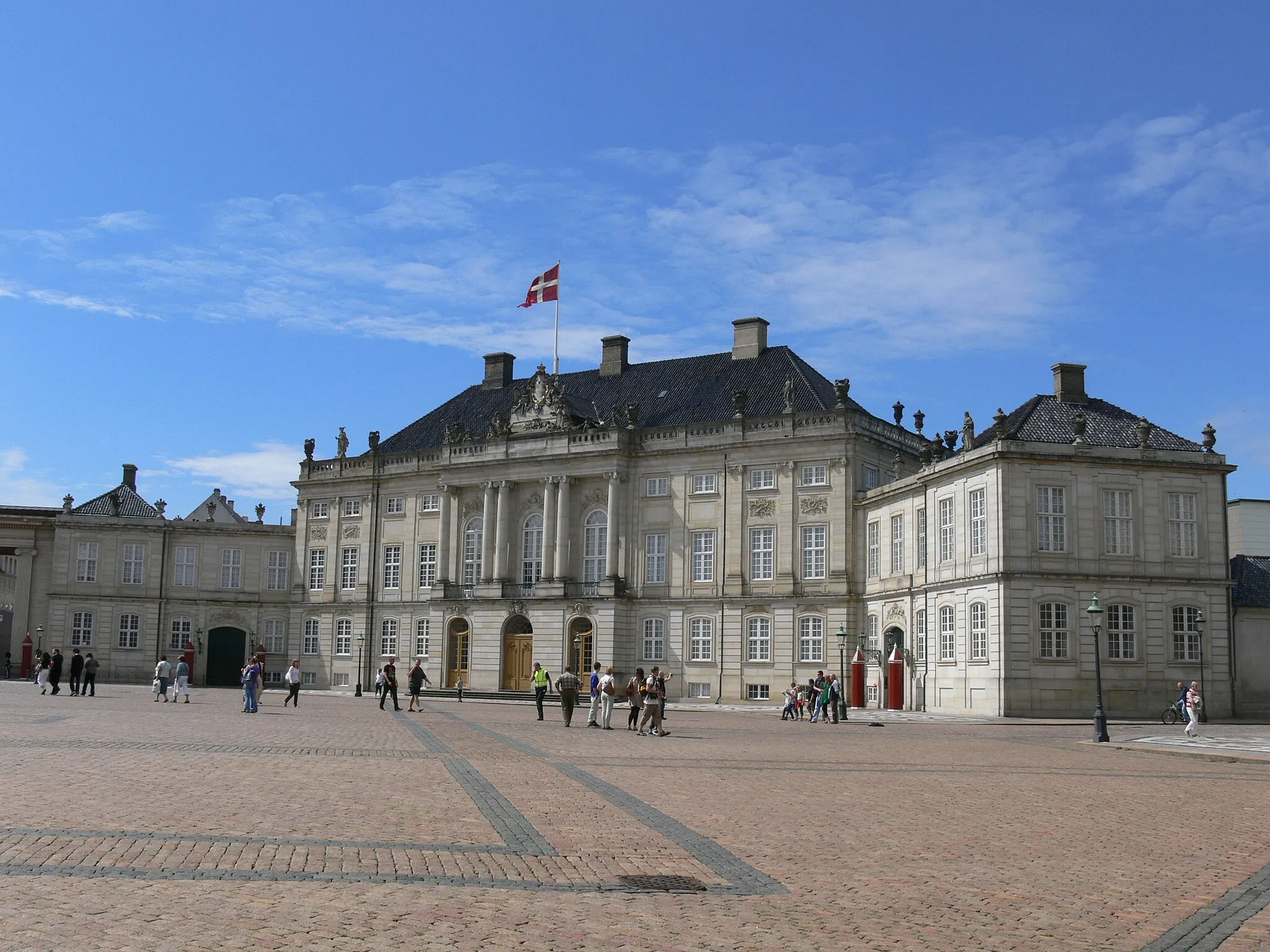 Photo showing: Amalienborg Palace ( Copenhagen ). Palace square.