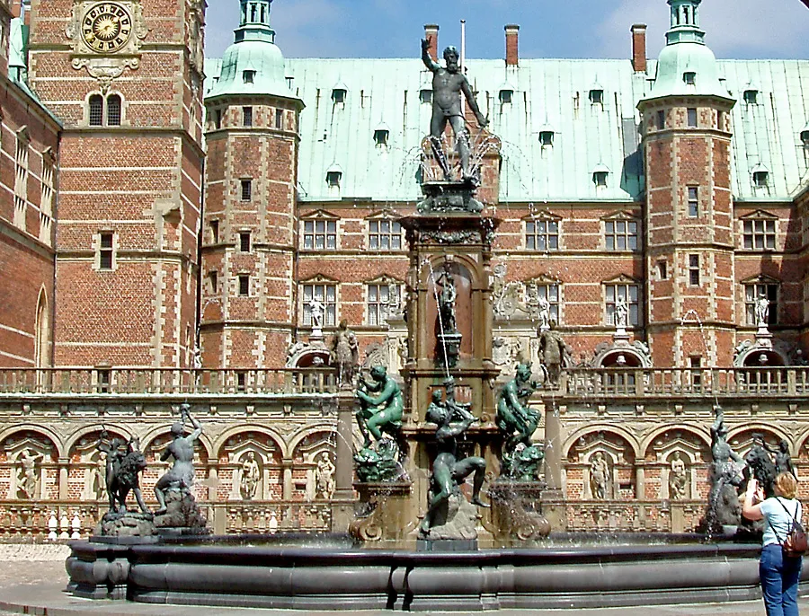 Photo showing: Neptunspringvandet oprindeligt fra 1622, rekonstrueret 1888; Frederiksborg Slot, Hillerød, Denmark.