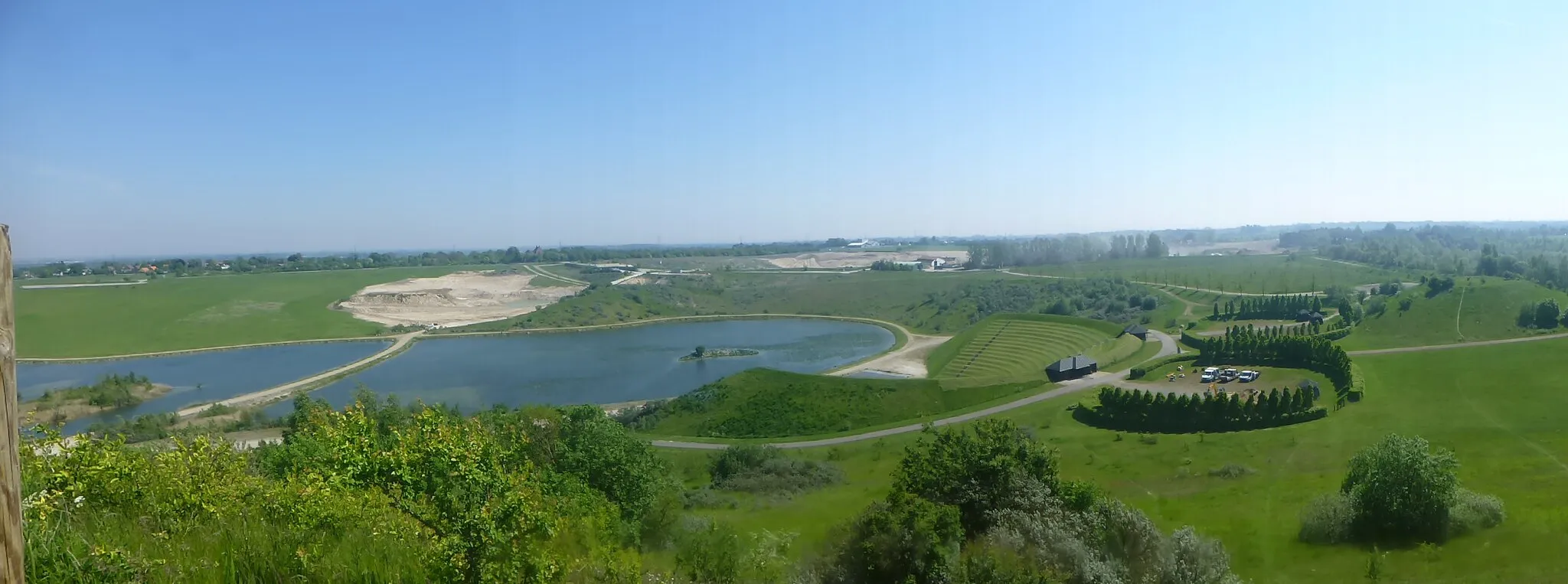 Photo showing: View from the ski slope Flintebjerg over the amfi theatre Opera Hedeland in the recreational area Hedeland west of Copenhagen.