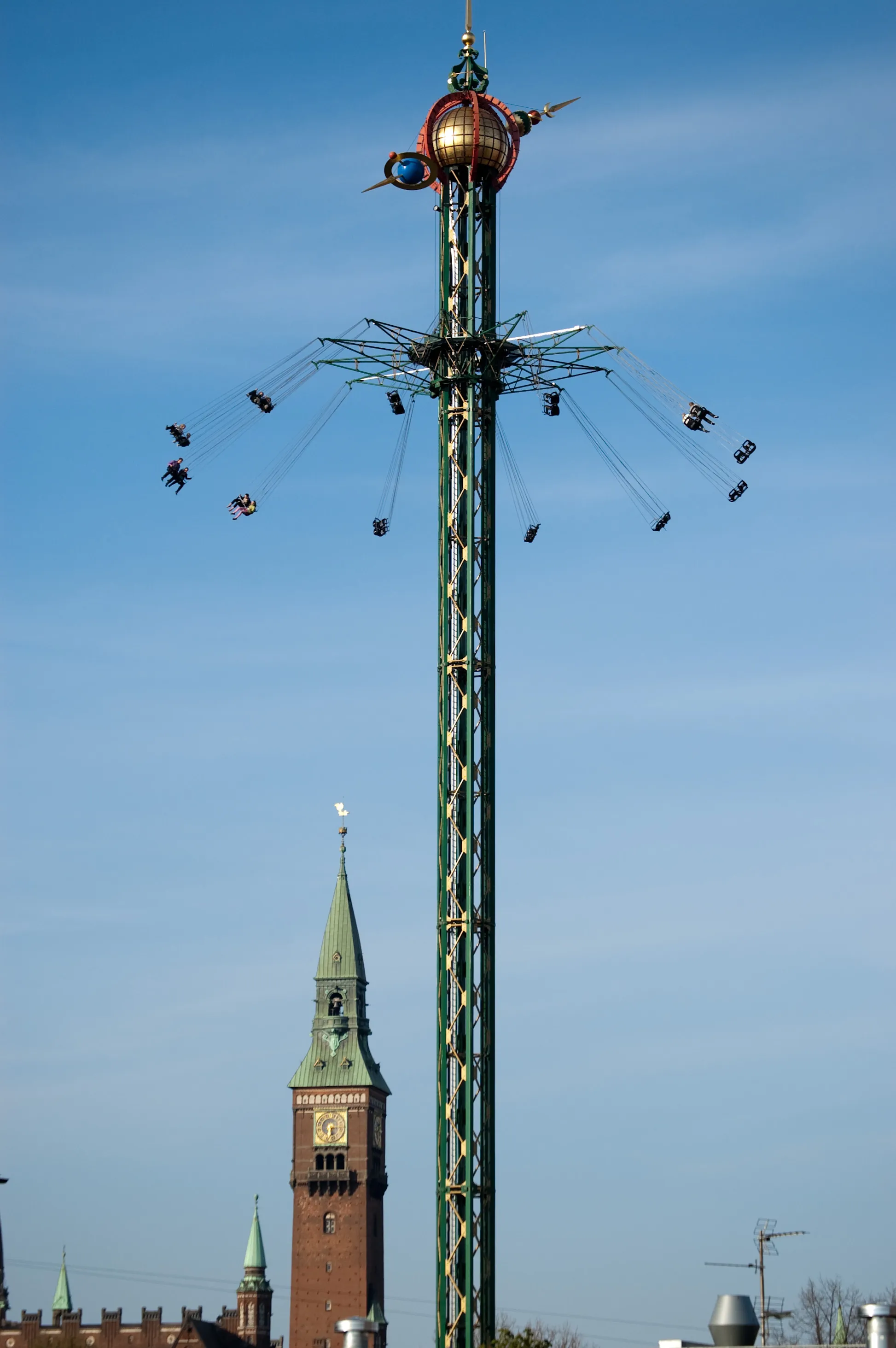 Photo showing: Himmelskibet )"Ship in the Sky"), a ride in Tivoli Gardens in Copenhagen, Denmark, which affords sweaping views of the city centre