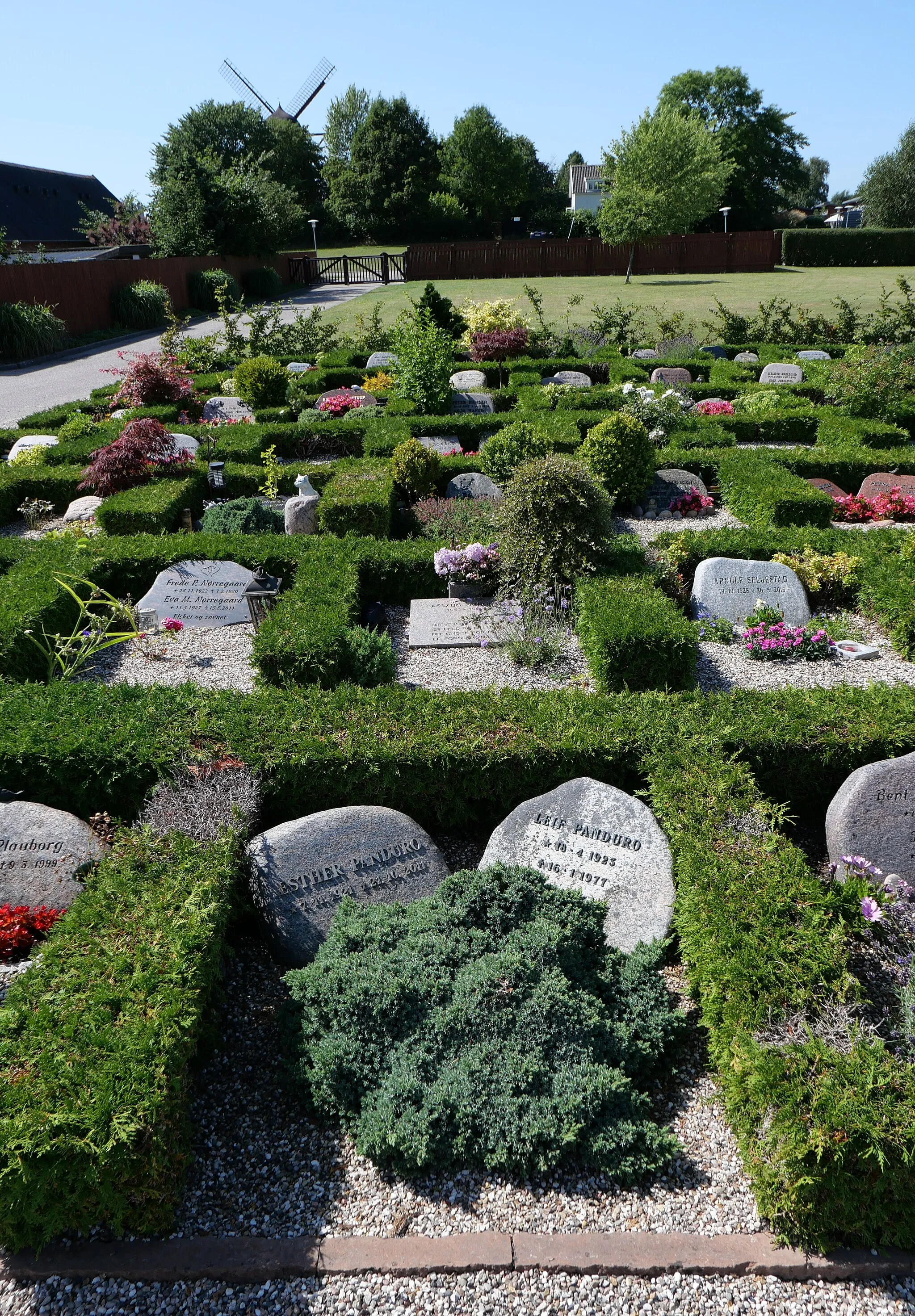 Photo showing: The grave of Danish dentist and writer Leif Thormod Panduro (1923-1977) and his wife Esther, née Larsen (1921-2011),  at the cemetery of Melby in Denmark.