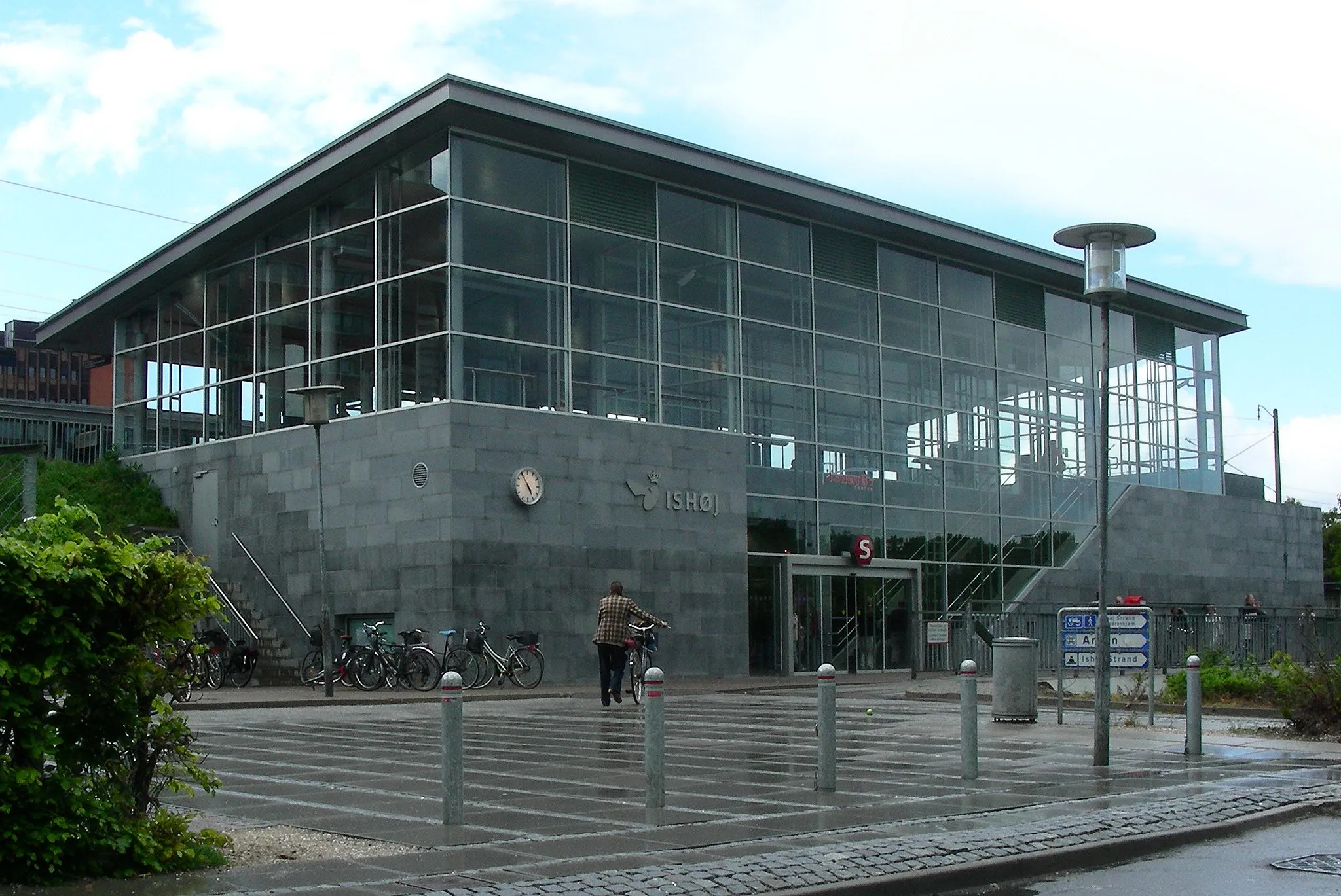 Photo showing: Ishøj S-Train Station, Denmark.