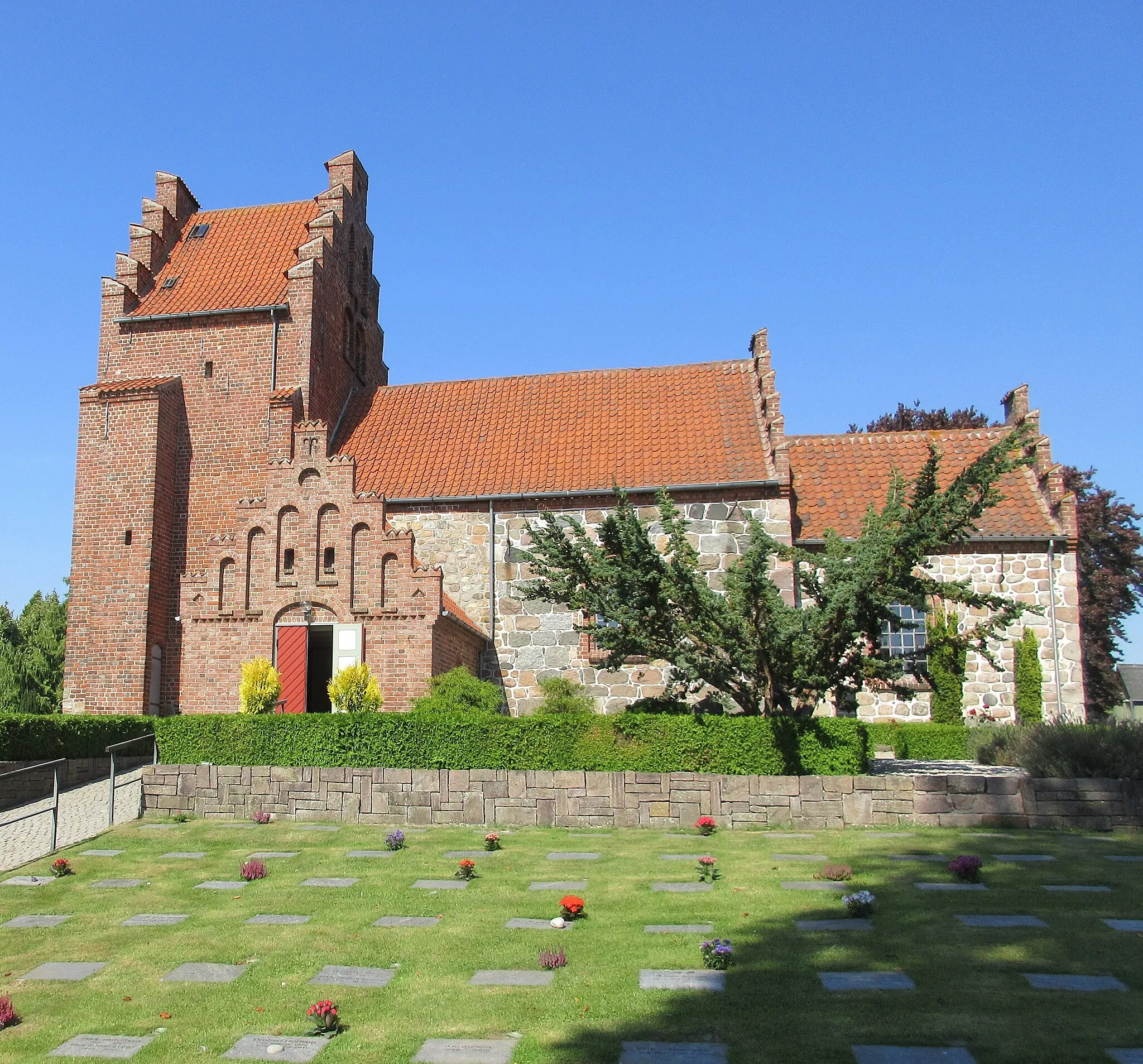 Photo showing: Blovstrød Kirke in Allerød Municipality, Denmark
