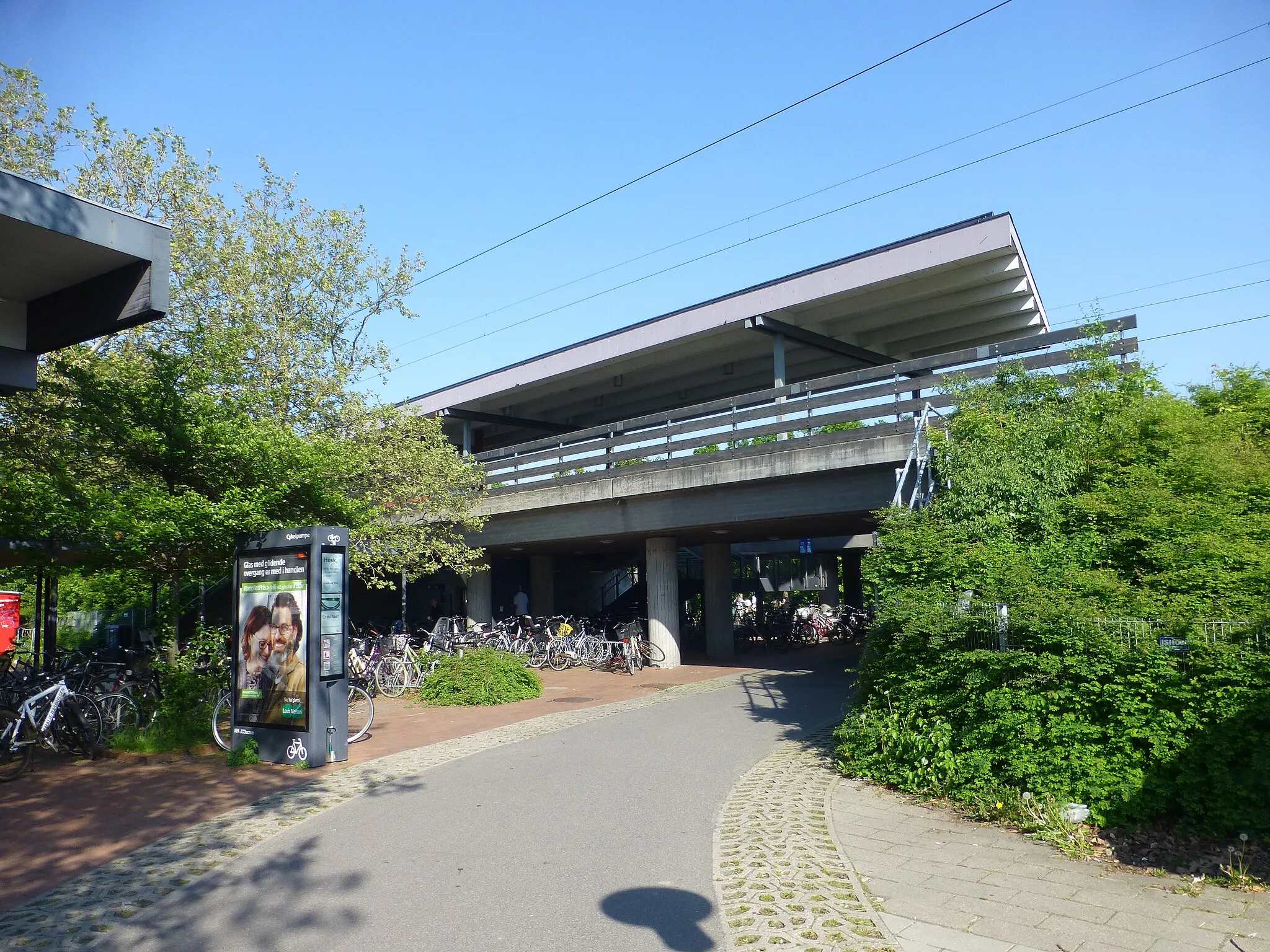 Photo showing: Greve Station, a S-train station on Køge Bugt-banen between Copenhagen and Køge in Denmark.