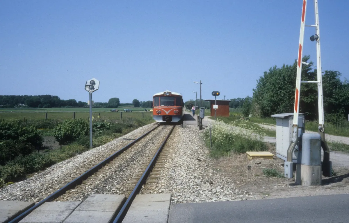 Photo showing: HFHJ (Hillerød-Frederiksværk-Hundested-Jernbane, auch Frederiksværkbanen genannt): Haltepunkt Hanehoved im Juni 1987. - Am Bahnsteig hält ein Triebzug des Typs "Y-tog". Der Zug fährt in Richtung Hundested.
