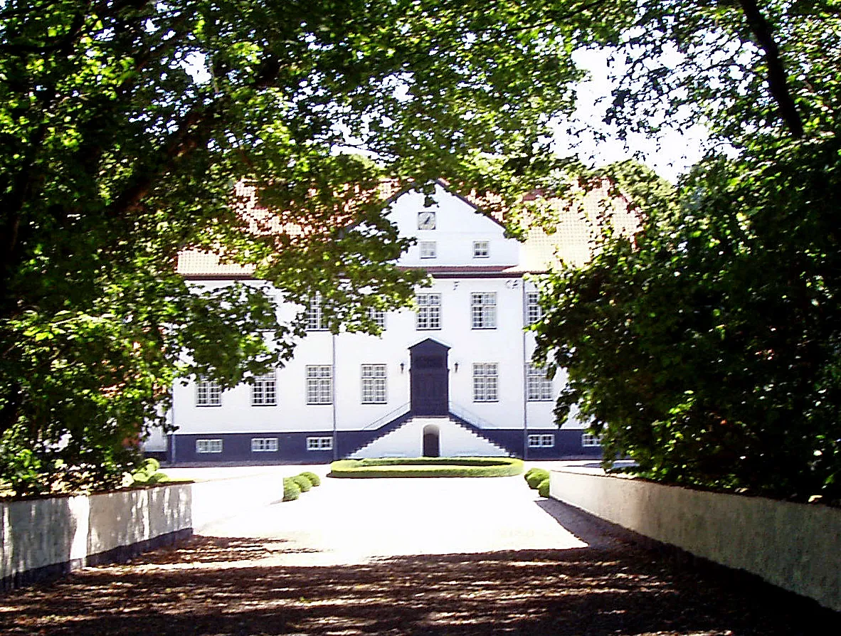 Photo showing: Stensballegård er en gammel hovedgård, der nævnes første gang i 1341 og ligger i den sydlige del af Stensballe. Gården ligger i Vær Sogn i Horsens Kommune. Hovedbygningen er opført i 1692-1693, tilbygget i 1867-1943.
