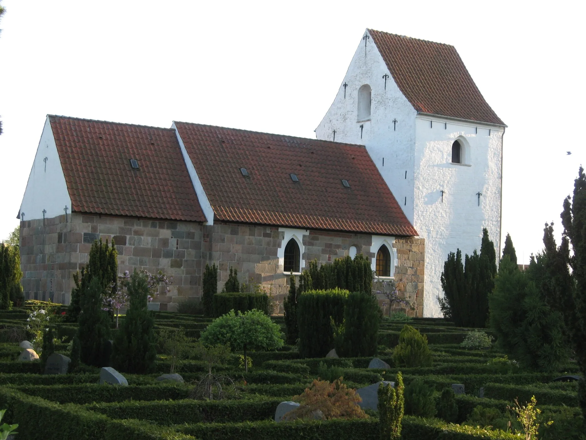 Photo showing: Hasle Kirke in Hasle, Århus, Denmark. Viewed from northeast.