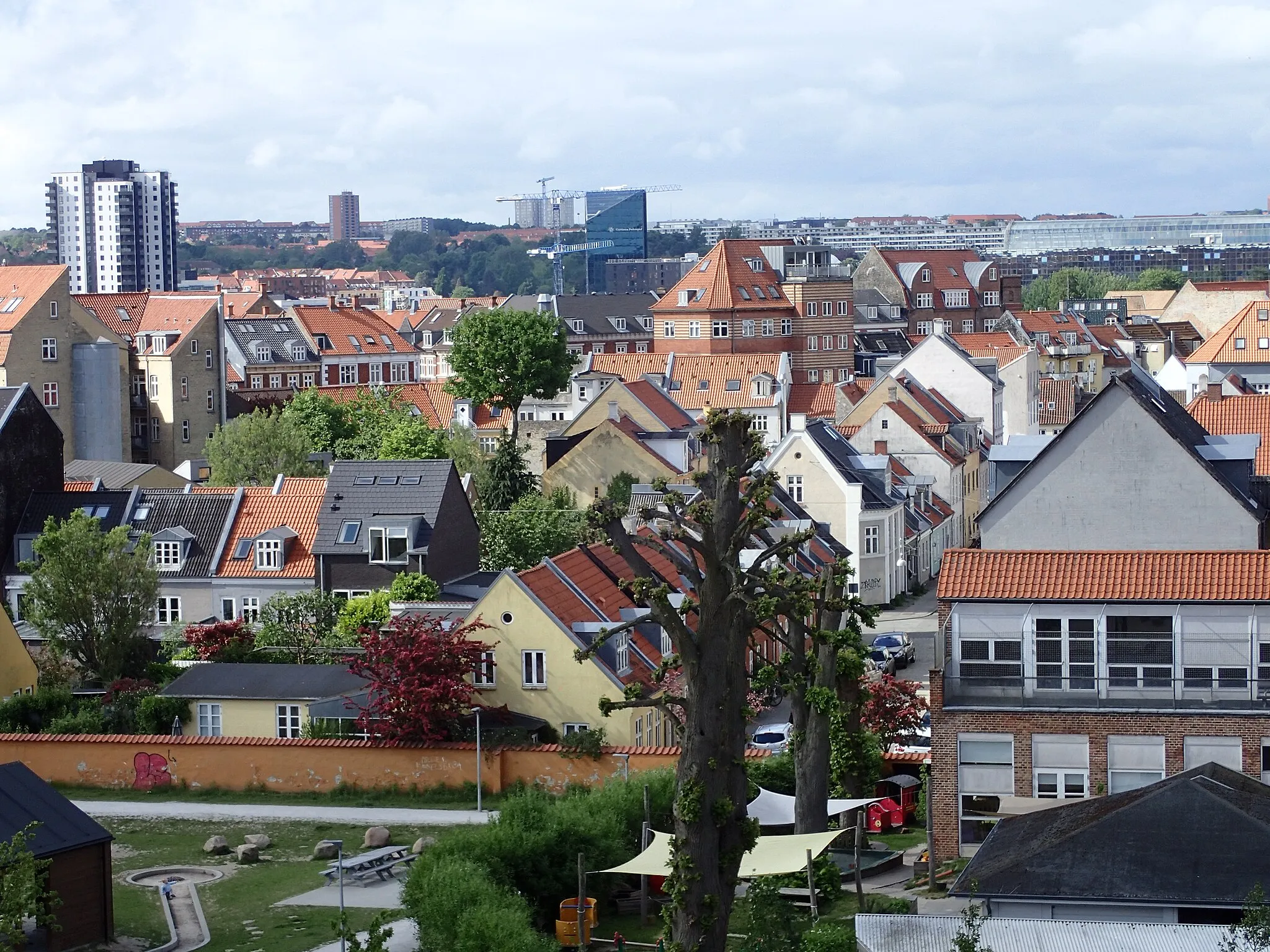 Photo showing: Aarhus skyline set fra Frederiksbjerg mod nord.