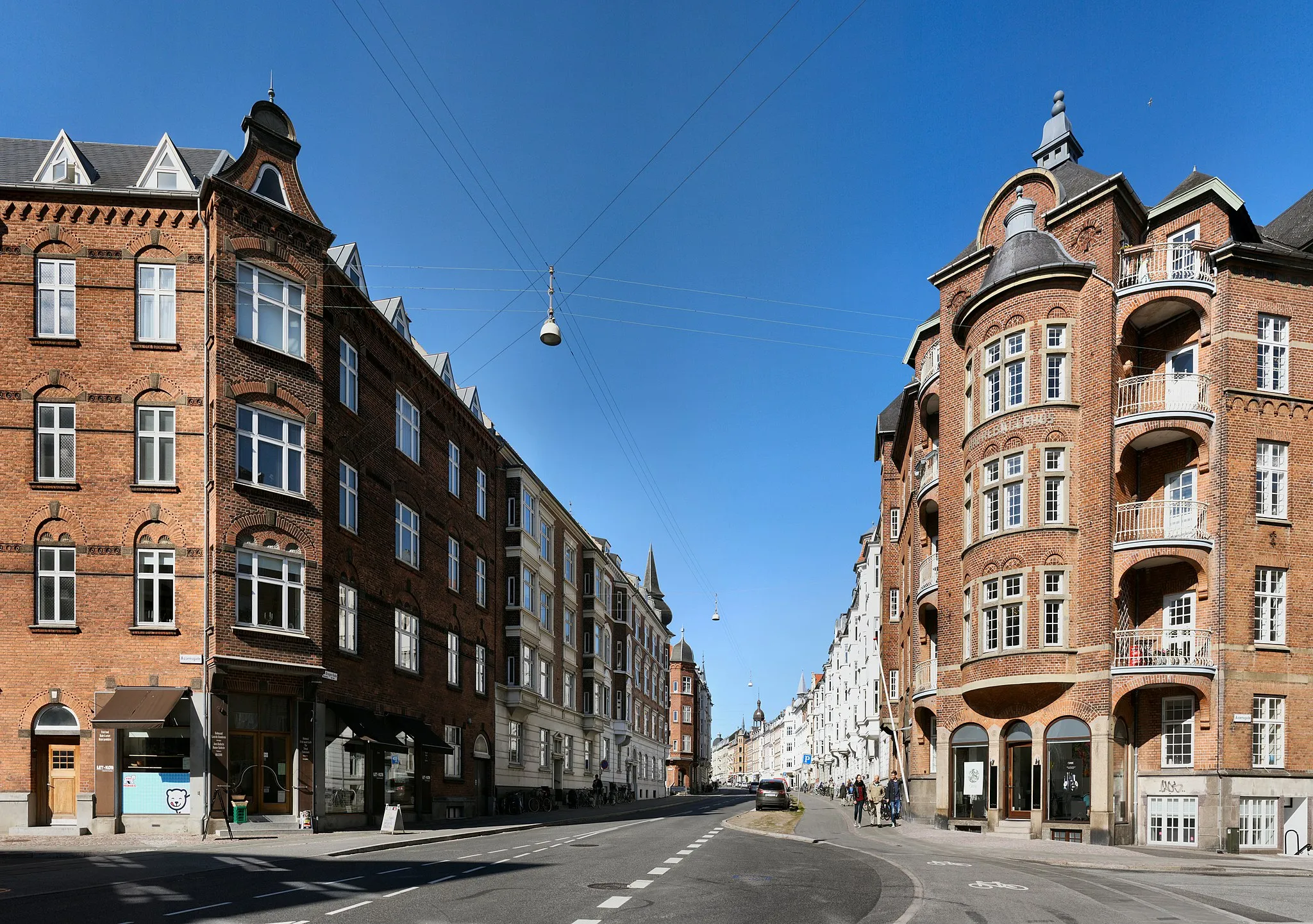Photo showing: Hans Broges Gade a street in en:Aarhus - light curved street with houses with en:Spire and en:Roof lantern