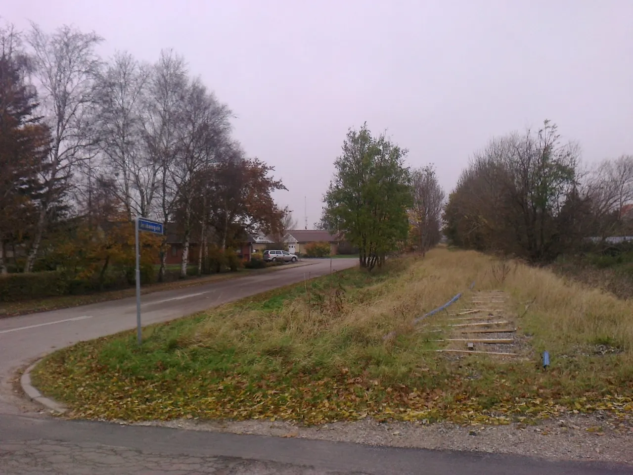 Photo showing: Bevaret banedæmning langs Jernbanegade i Allingåbro, set fra Broagervej