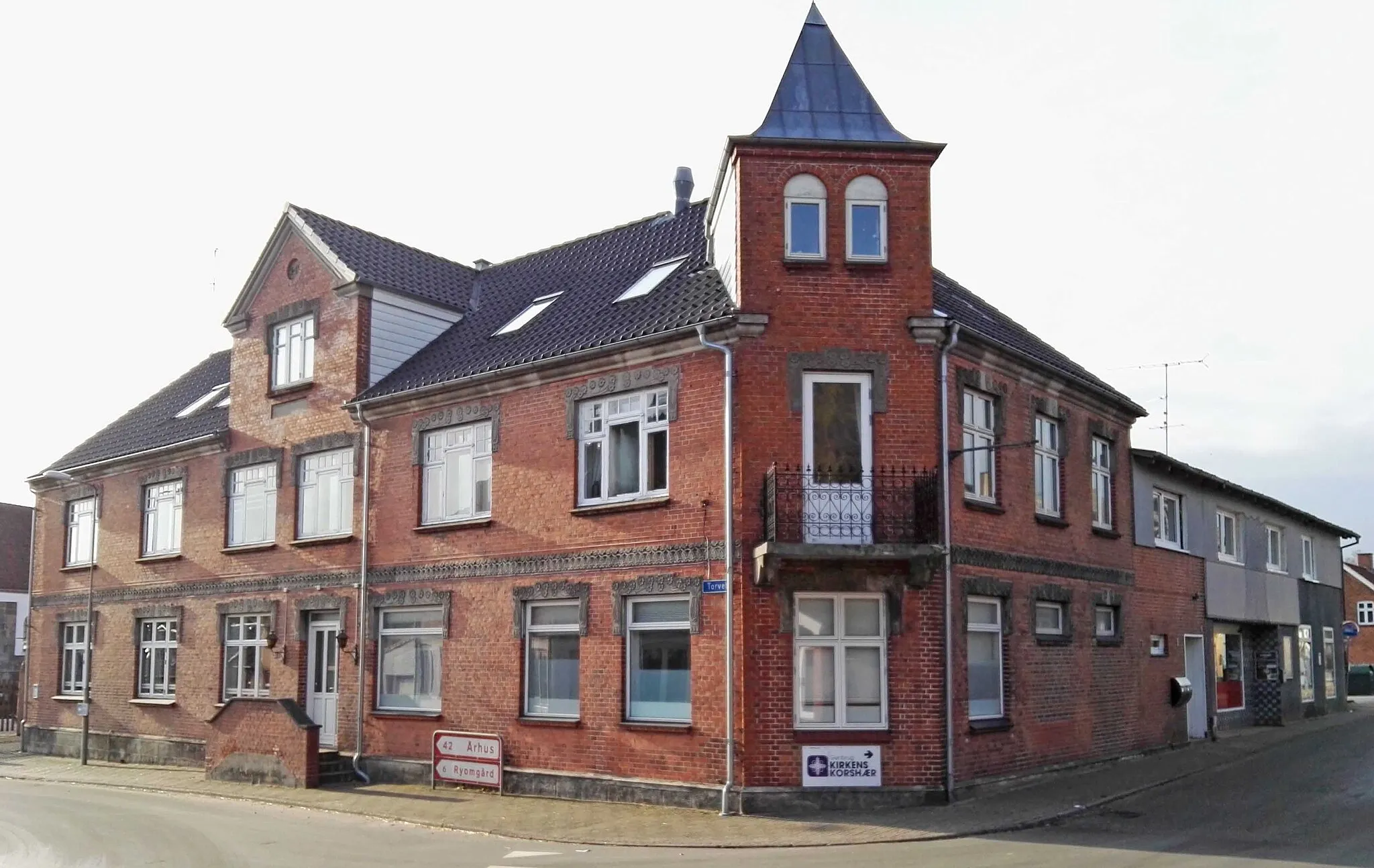 Photo showing: Nimtoftes tidligere hotel på Torvet 1, nu Kirkens Korshærs genbrugsbutik.