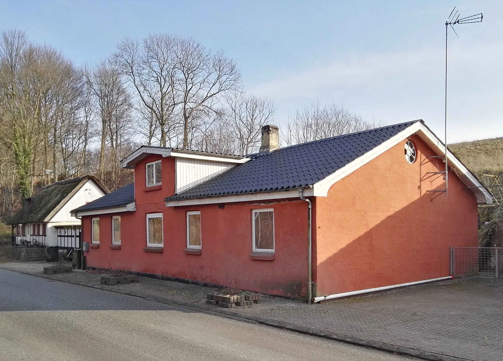 Photo showing: På Ryomgårdvej 25 lå Nimtoftes tidligere forsamlingshus, opført i 1893 og solgt i 1952.