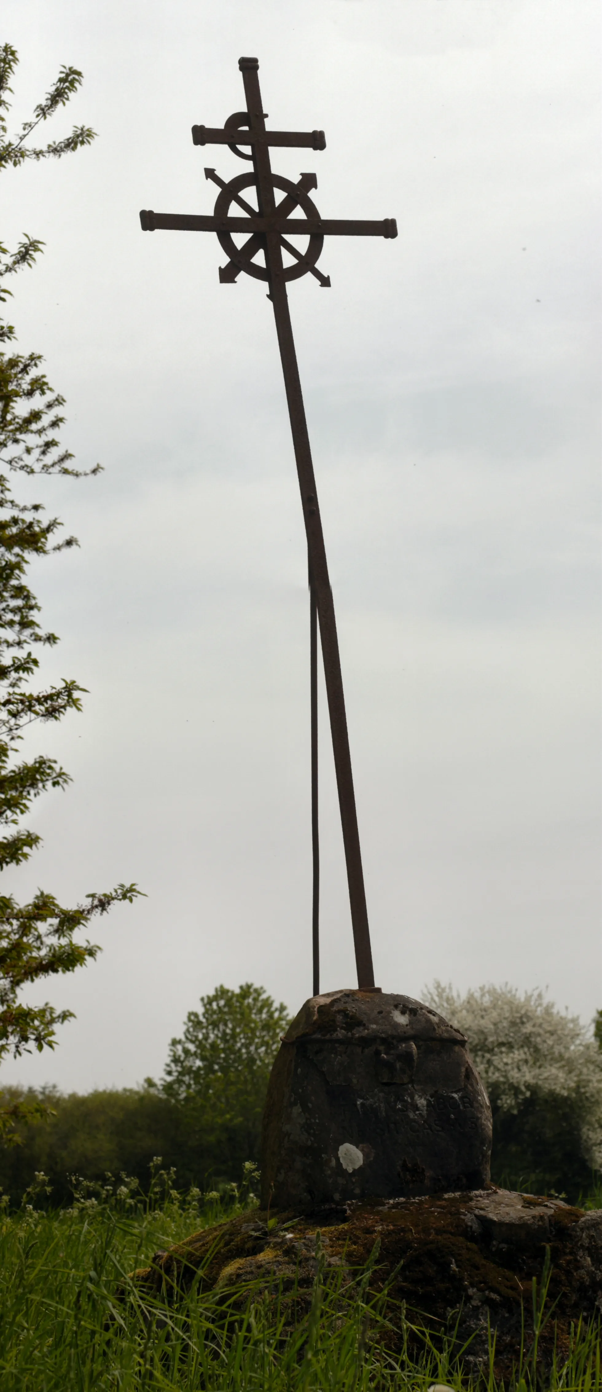 Photo showing: Memorial cross on the site of the
demolished church