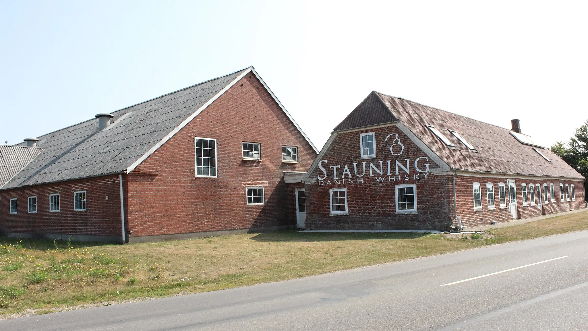 Photo showing: In dem Gebäude sind jetzt der Shop und das Besucherzentrum der Stauning Distillery untergebracht.