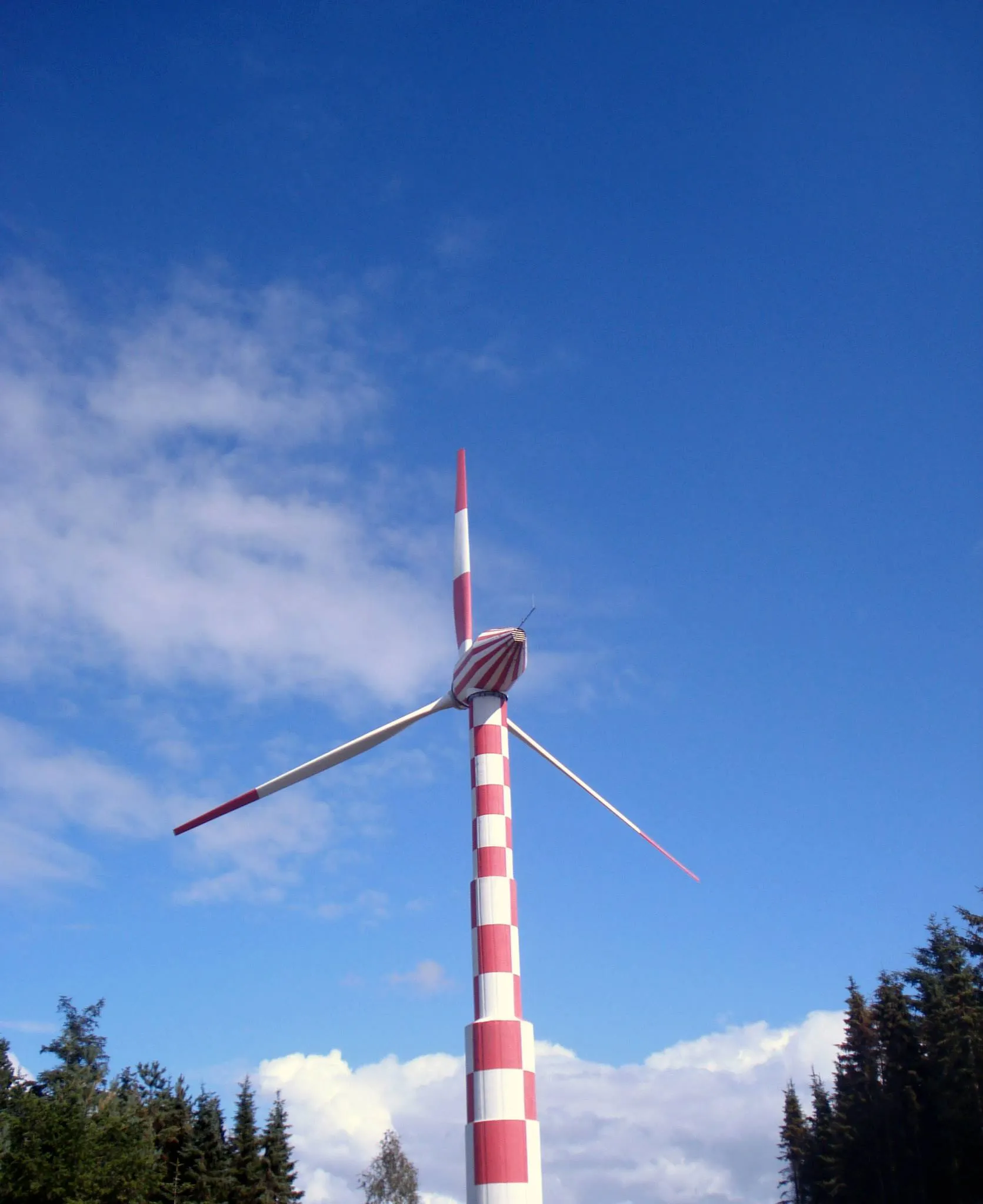 Photo showing: Front view of the down-wind wind mill at Ulfsborg, Denmark. Windmill built by Tvind
