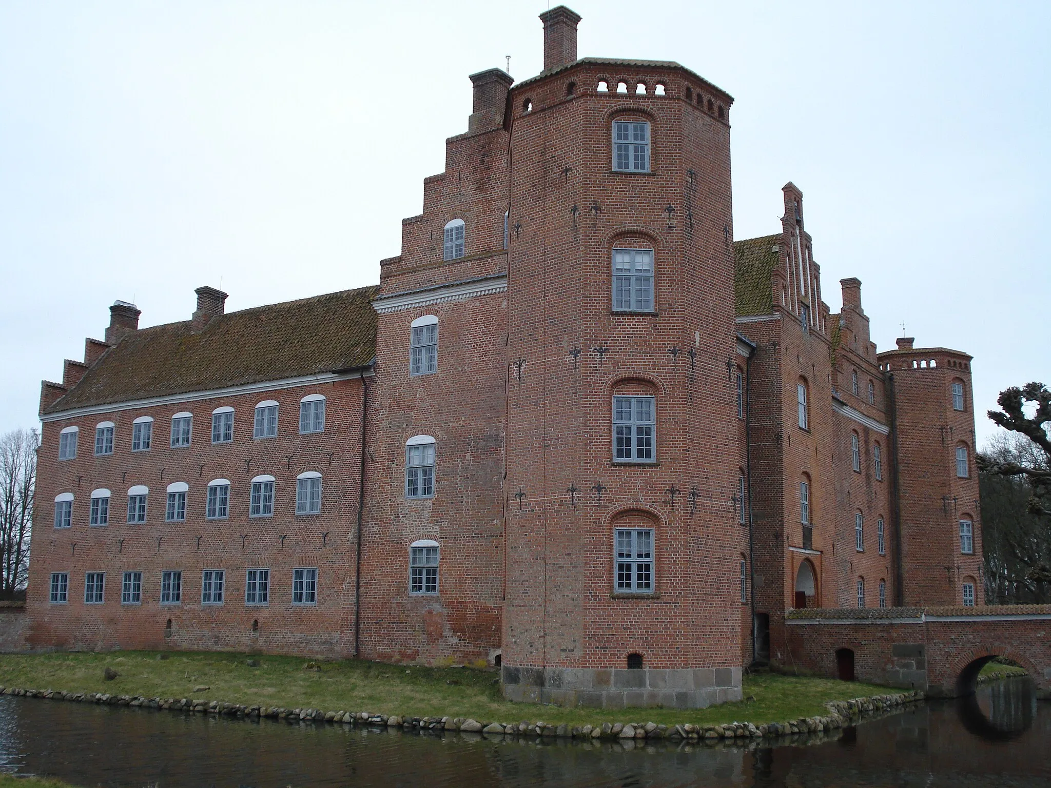 Photo showing: Gammel Estrup Manor, Jutland, Denmark. The north western tower
