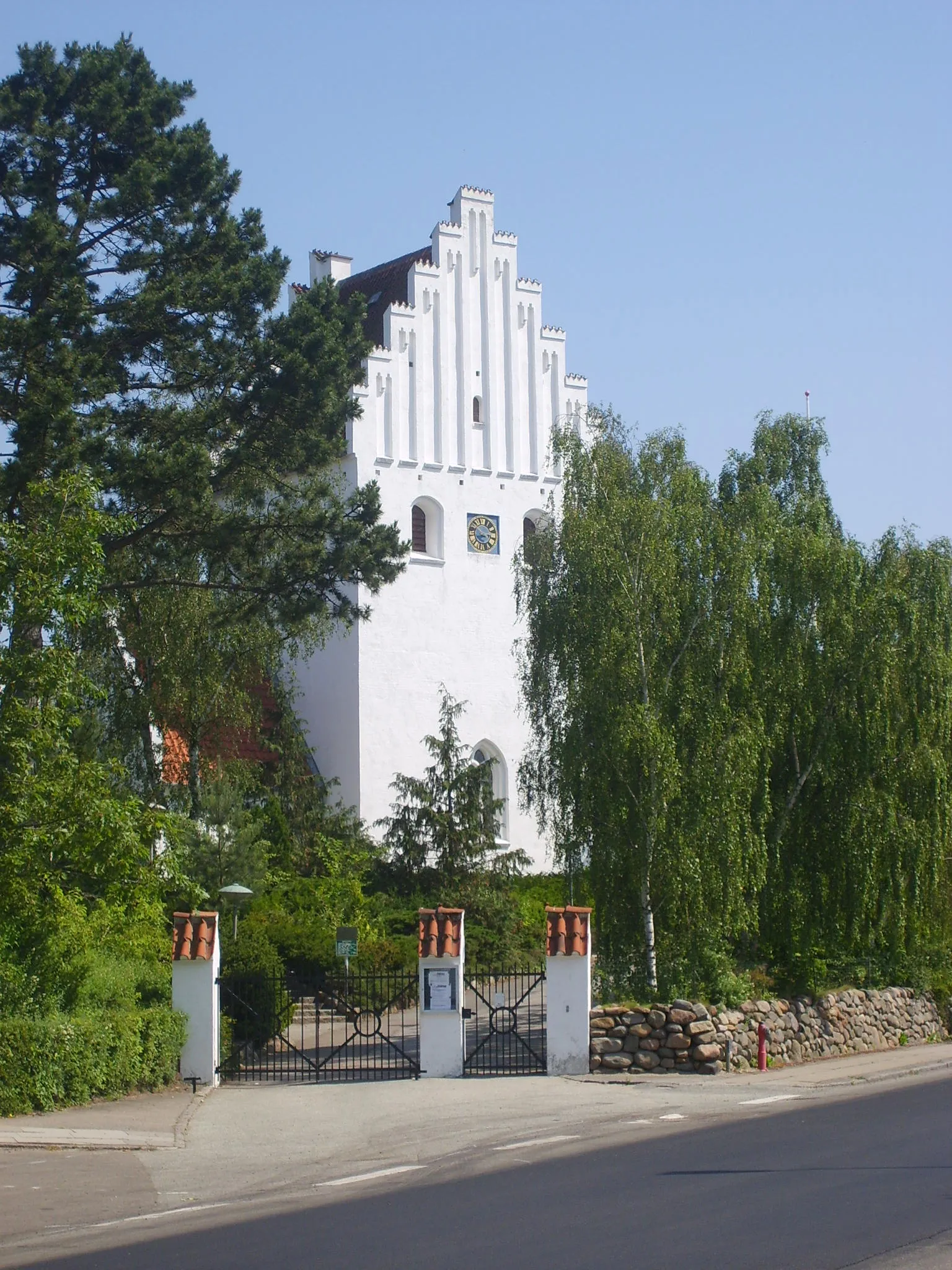 Photo showing: Church at a cemetery in Højbjerg, a suburb of Århus in Denmark. It is probably the most notable building in the area.