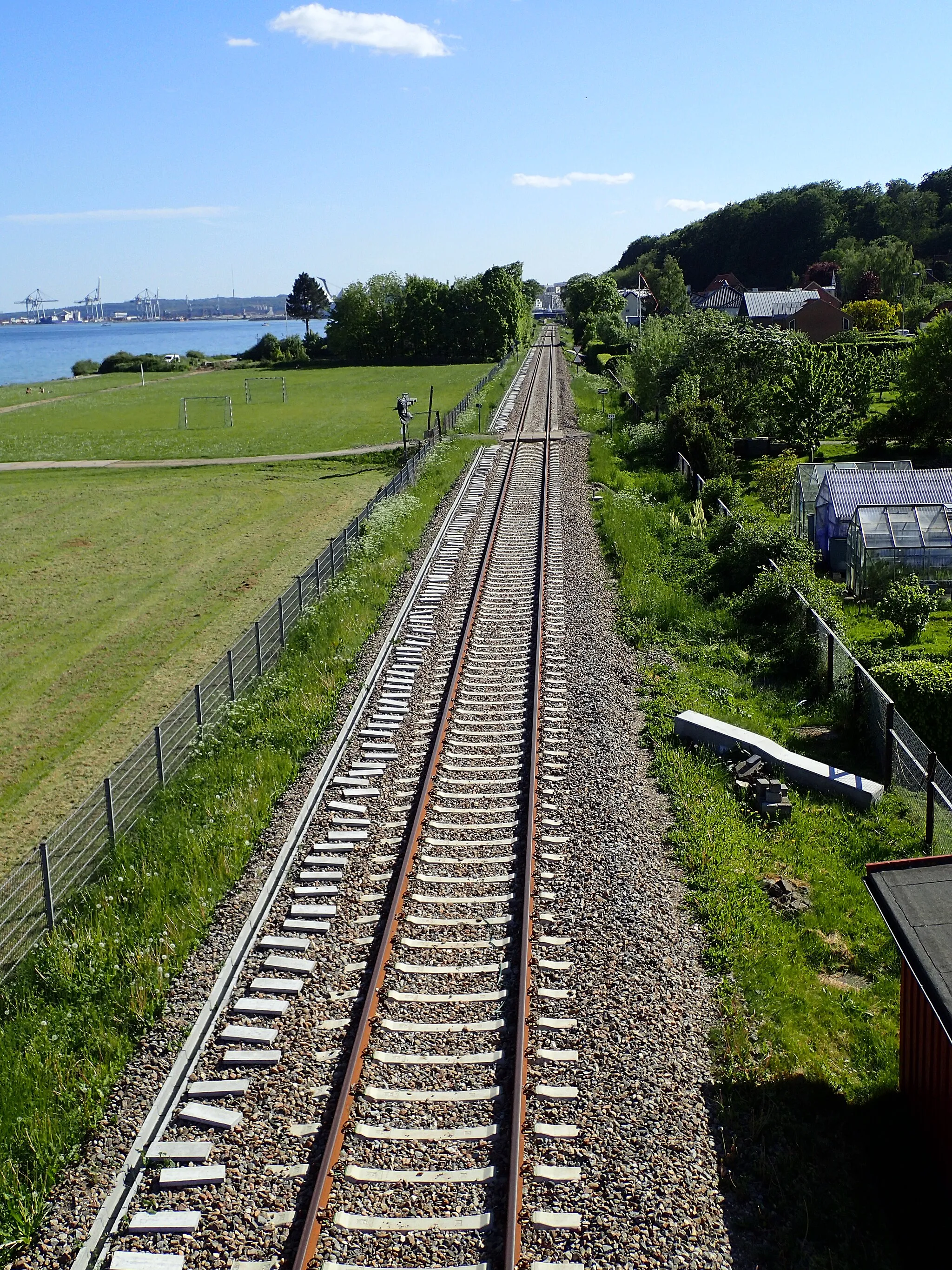 Photo showing: Spor til Aarhus Letbane ved Risskov Strandpark. Arhus Letbane har tracé hvor Aarhus Nærbane fungerede indtil 2016.