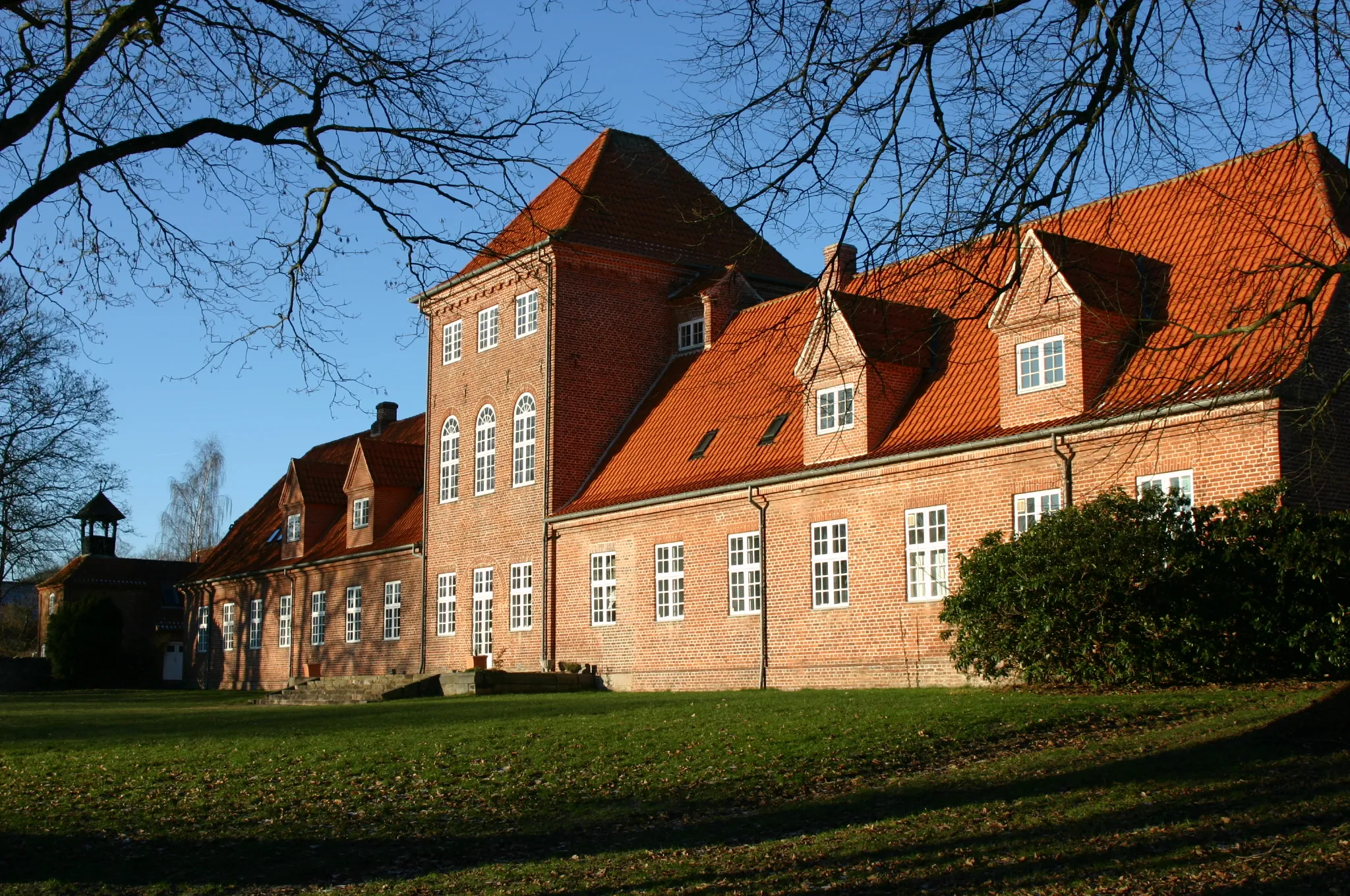 Photo showing: Hald Hovedgård. Manor House SW of Viborg, Denmark. Built 1787. Houses now the Danish Writer- and Translator Center.