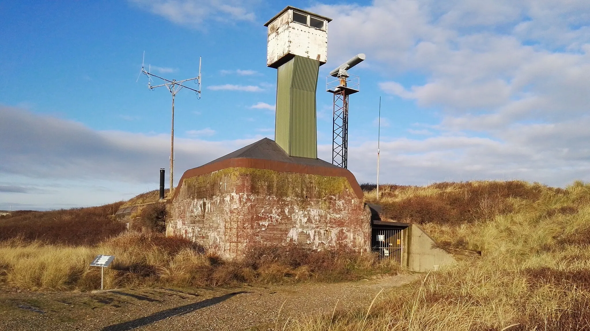 Photo showing: Tysk bunker fra 2. Verdenskrig, istandsat af Hjemmeværnet som radar- og kommandobunker under Den kolde krig