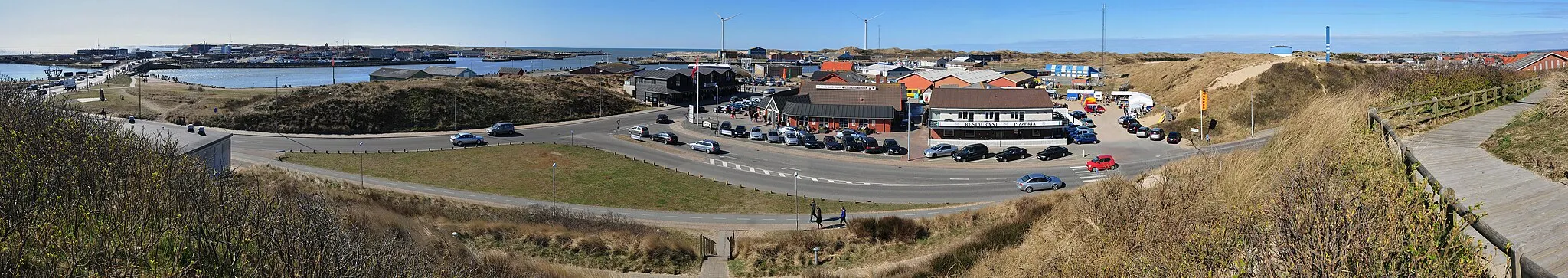 Photo showing: Sicht auf Hvide Sande: links der Ringkøbing Fjord, rechts der Hafen / Nordsee.