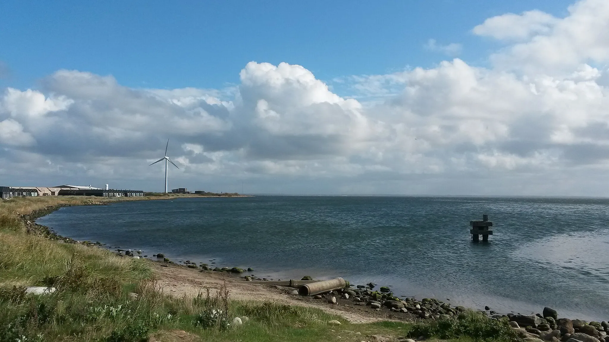 Photo showing: The viewpoint on the hill Troldbjerg allows these views of the harbor and the lock of Hvide Sande in 2012. Hvide Sande is small city on the northern tip of the Holmsland Dunes, in west Ringkjøbing County, Denmark.