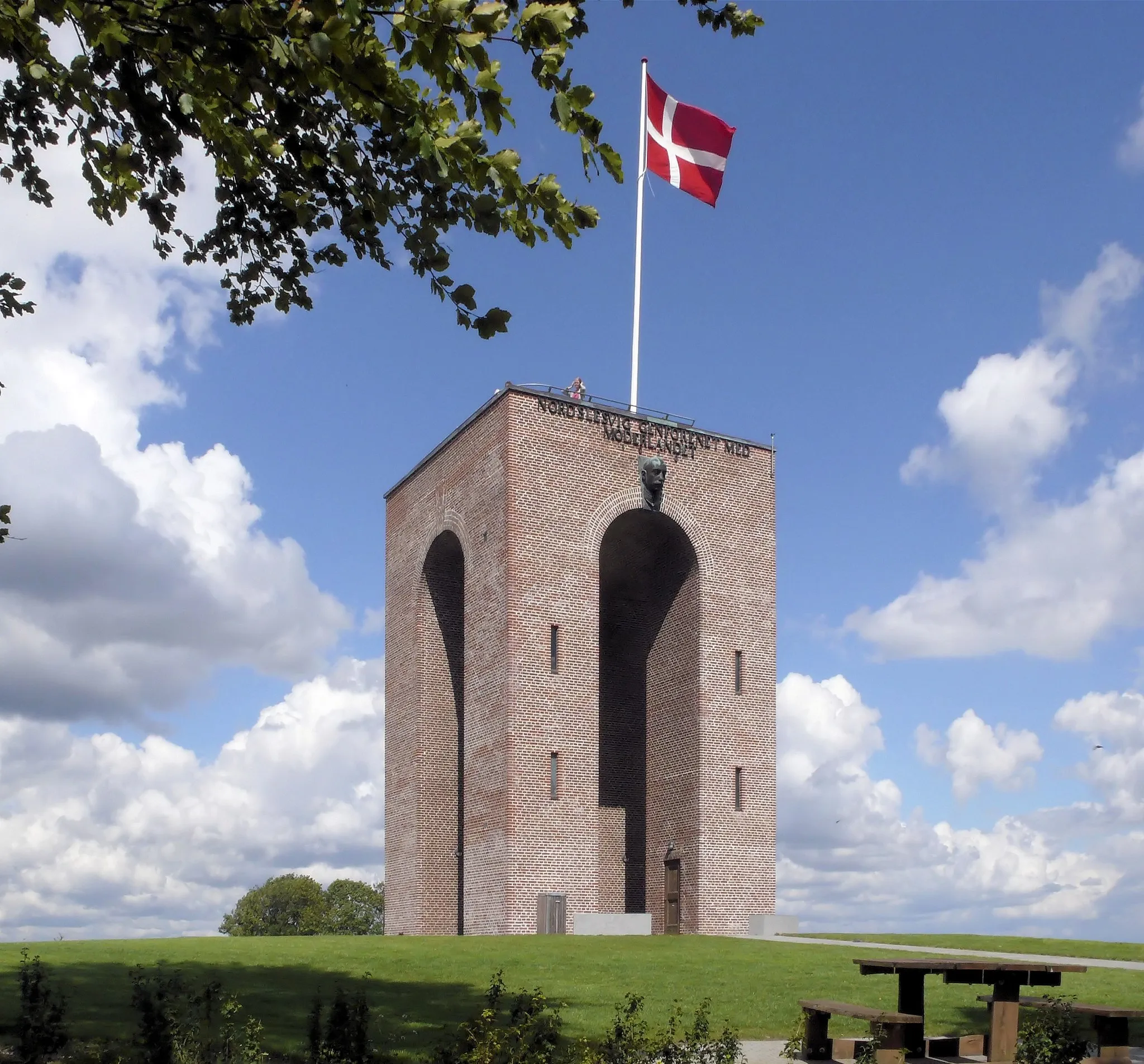 Photo showing: The reunion tower on Ejer Bavnehøj was built in 1924 in memory of the reunion of the south of Jutland in 1920 after the First World War.