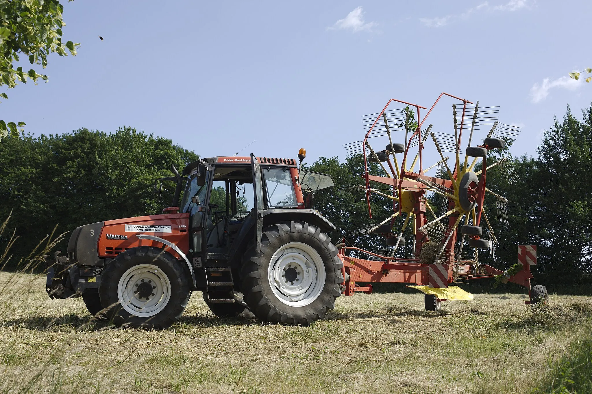 Photo showing: Tractor with tedder, standing at Constantinsborg near Aarhus