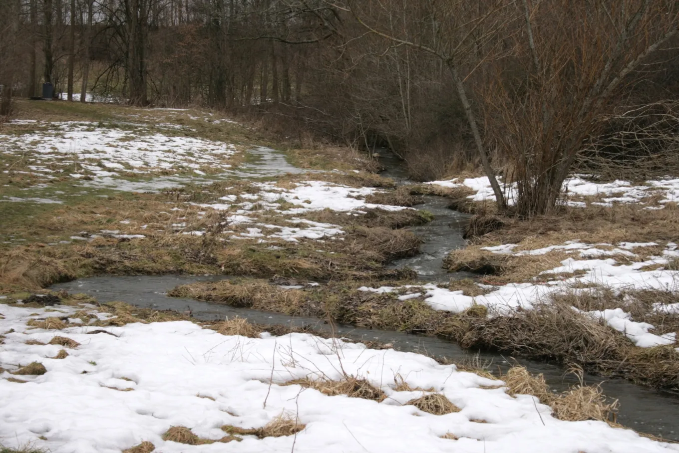 Photo showing: The small watercourse, "Hovedgrøften", near its mouth into river Giber Å north of Beder, Denmark.
