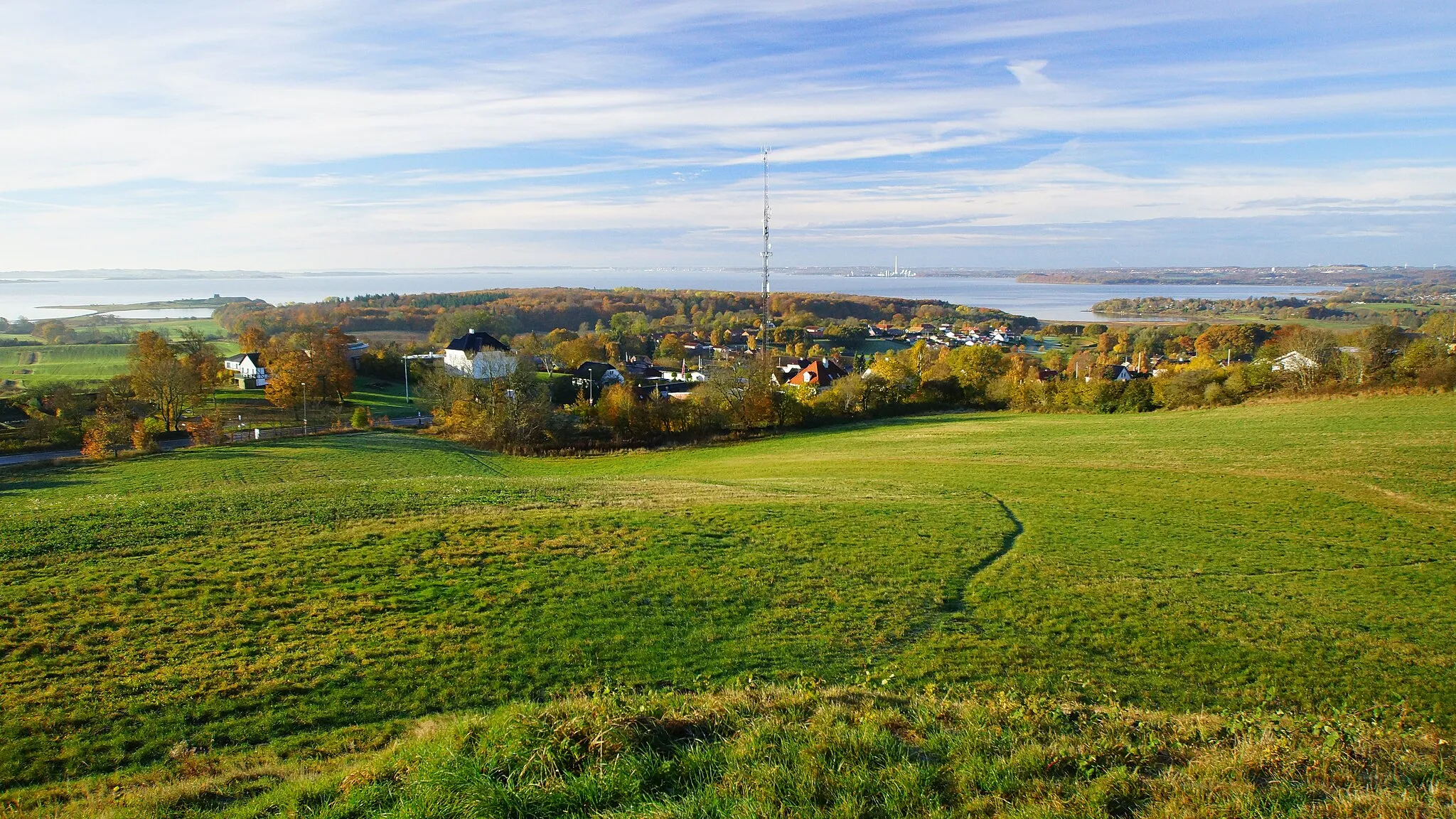 Photo showing: Toppen af Rønde ud over Århus Bugt
