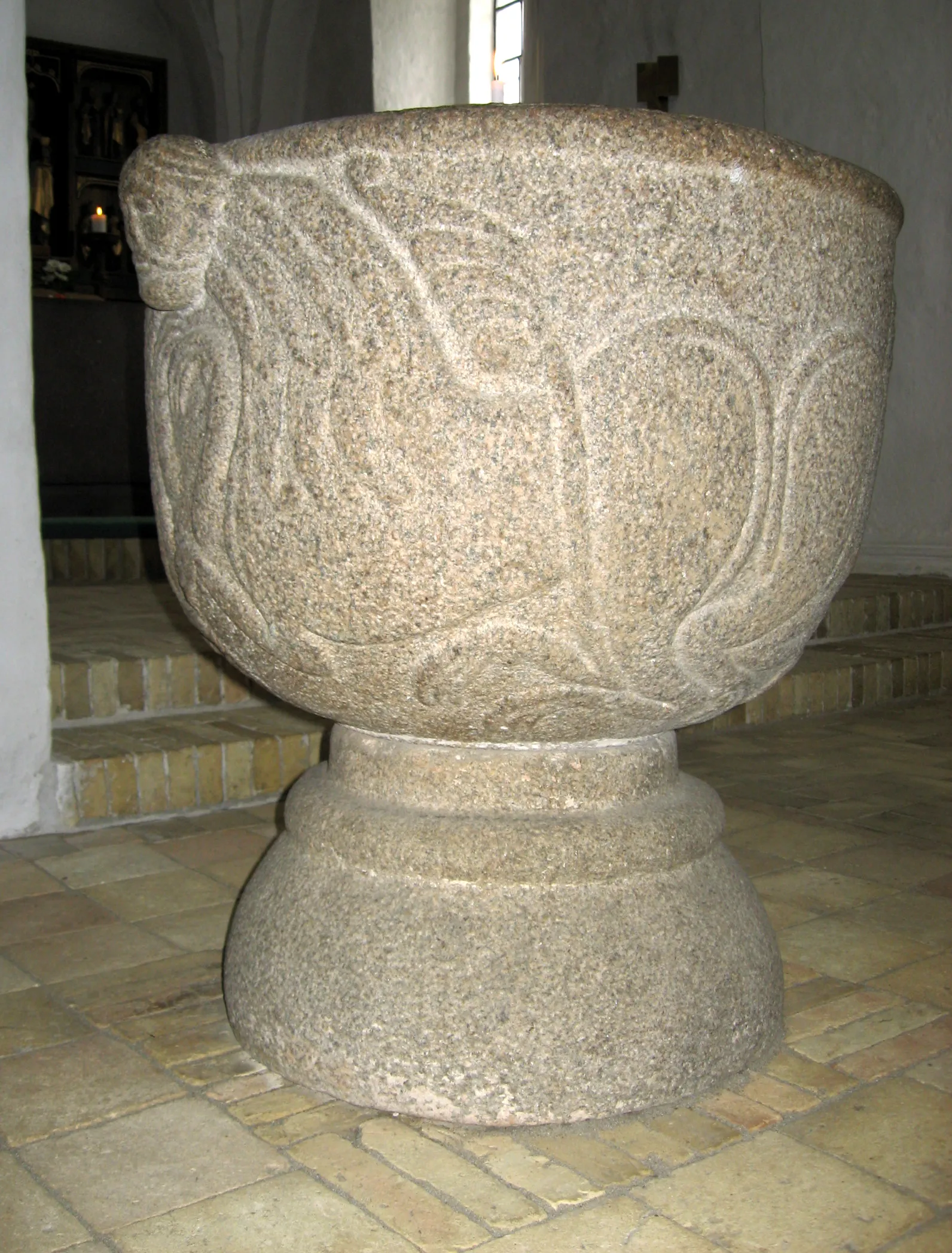 Photo showing: Romanesque baptismal font from Tranbjerg Kirke in Tranbjerg Sogn, Århus Kommune, Denmark.