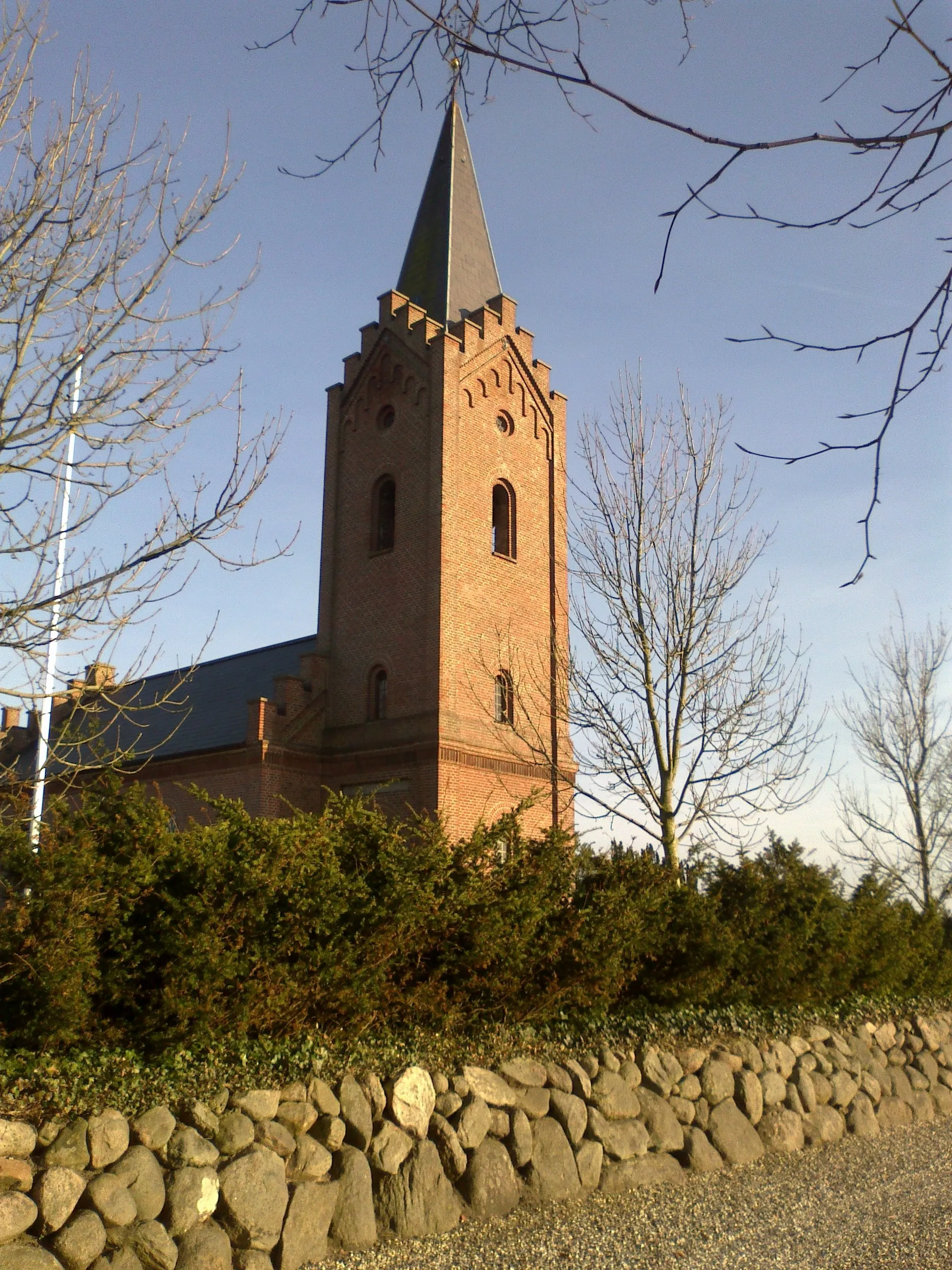 Photo showing: Over Hadsten Kirke set fra nordvest.