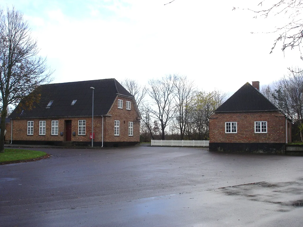 Photo showing: Herborg Station fra vejsiden