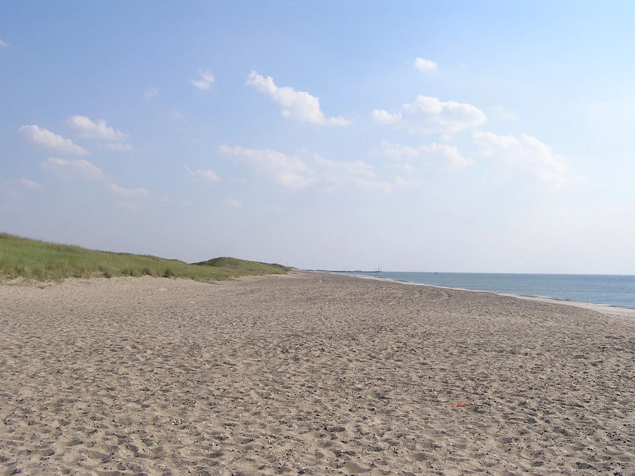 Photo showing: The beach near Thorsminde, Ringkjøbing County. In the distance the harbour can be seen.