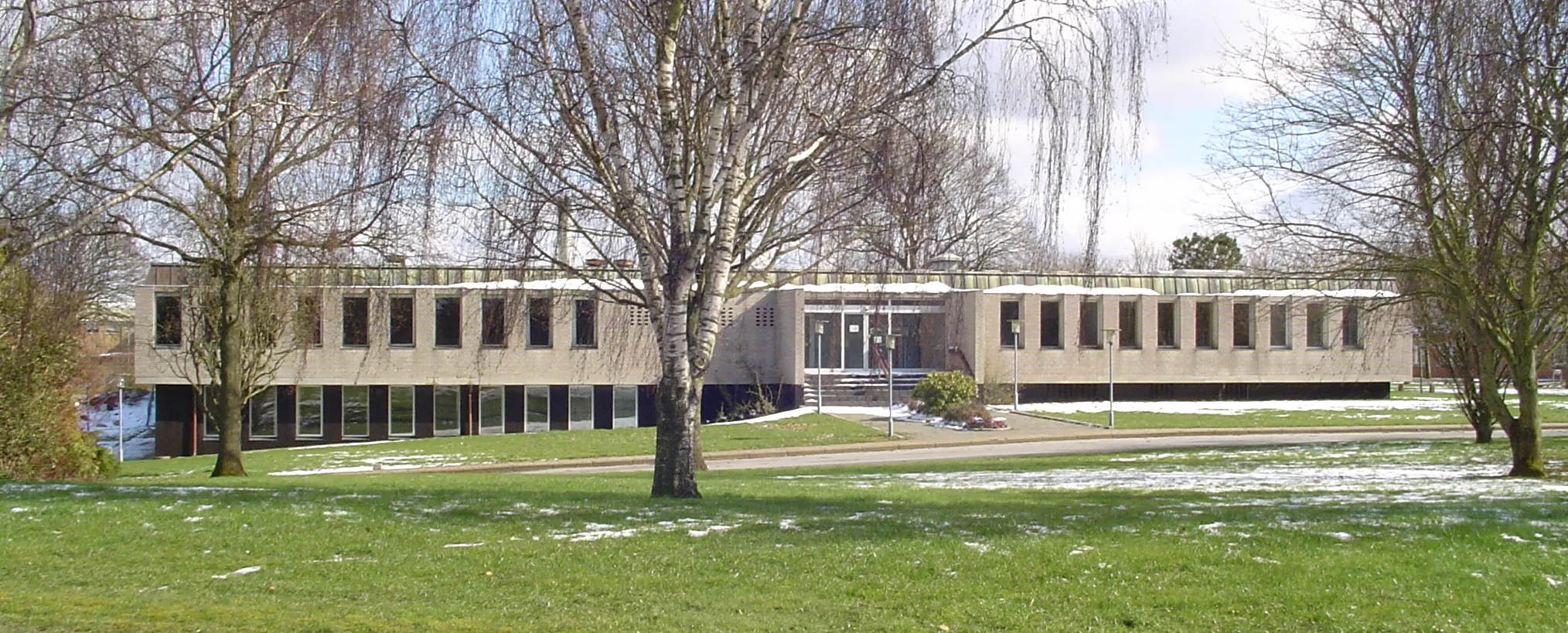 Photo showing: Townhall in the former Tjele Municipality located in Ørum Sønderlyng from West entrance.