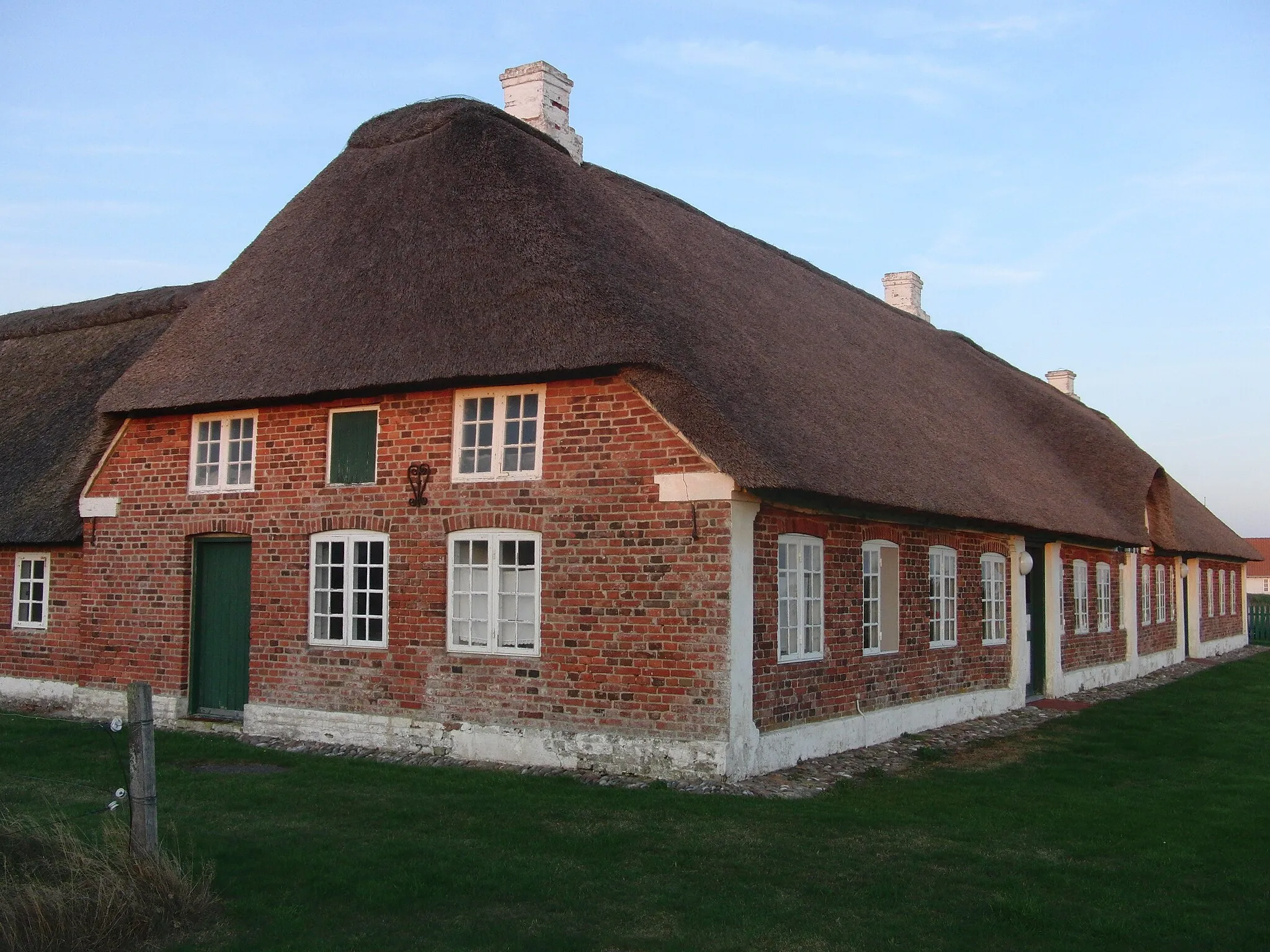 Photo showing: Abelines Gaard in Nørre Havrvig in Hvide Sande ist die ehemalige Strandvogtei / Hof des Strandhauptmannes. Erbaut zwischen 1854 und 1871. Heute Teil des Ringkøbing-Skjern Museums