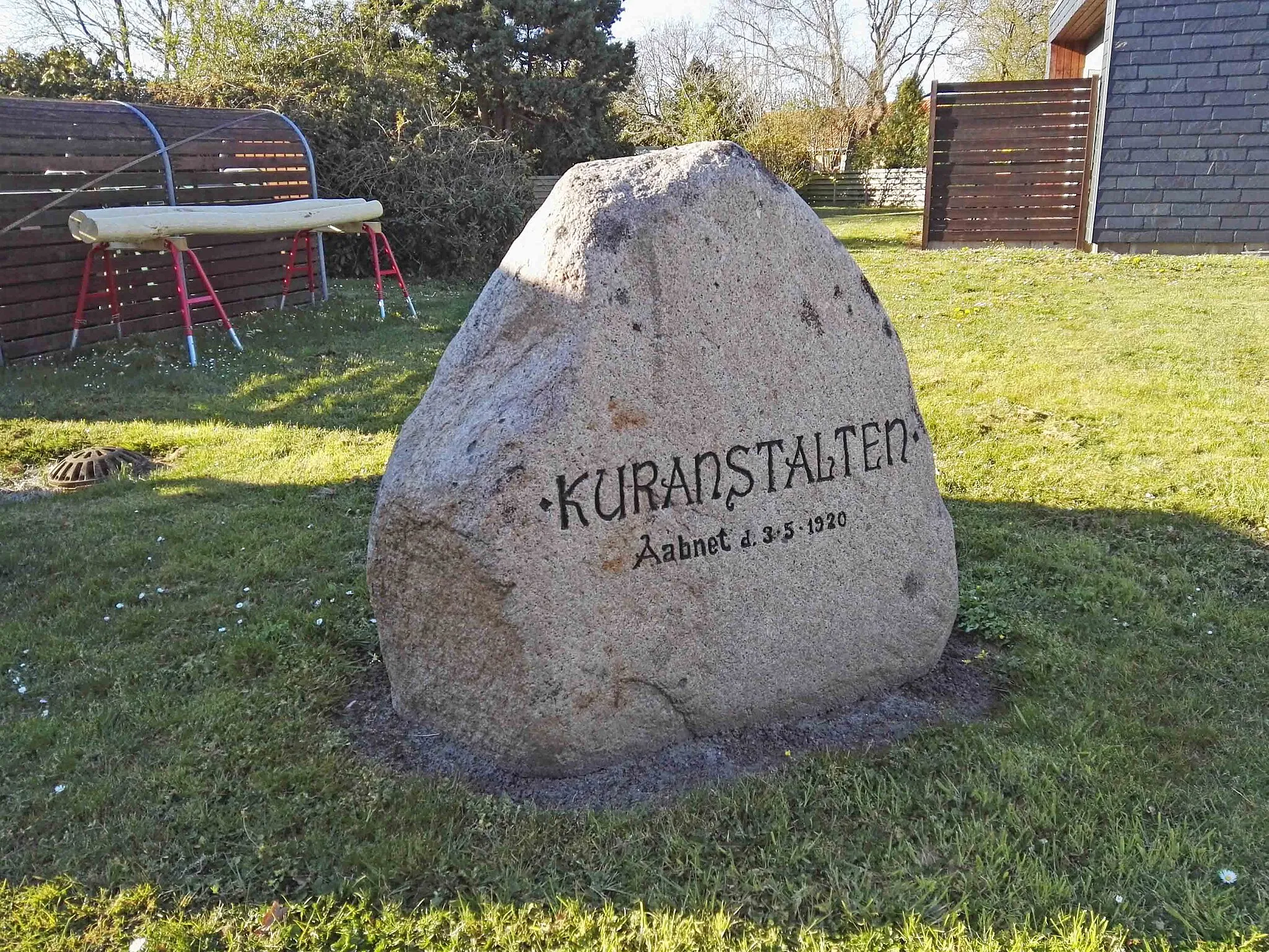 Photo showing: Mindesten for Kuranstalten i Juelsminde, der startede 3. maj 1920