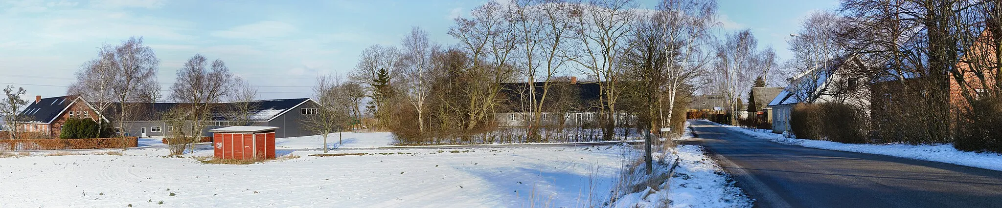 Photo showing: da:Geding set indkørselen fra Mundelstrup Stationsby