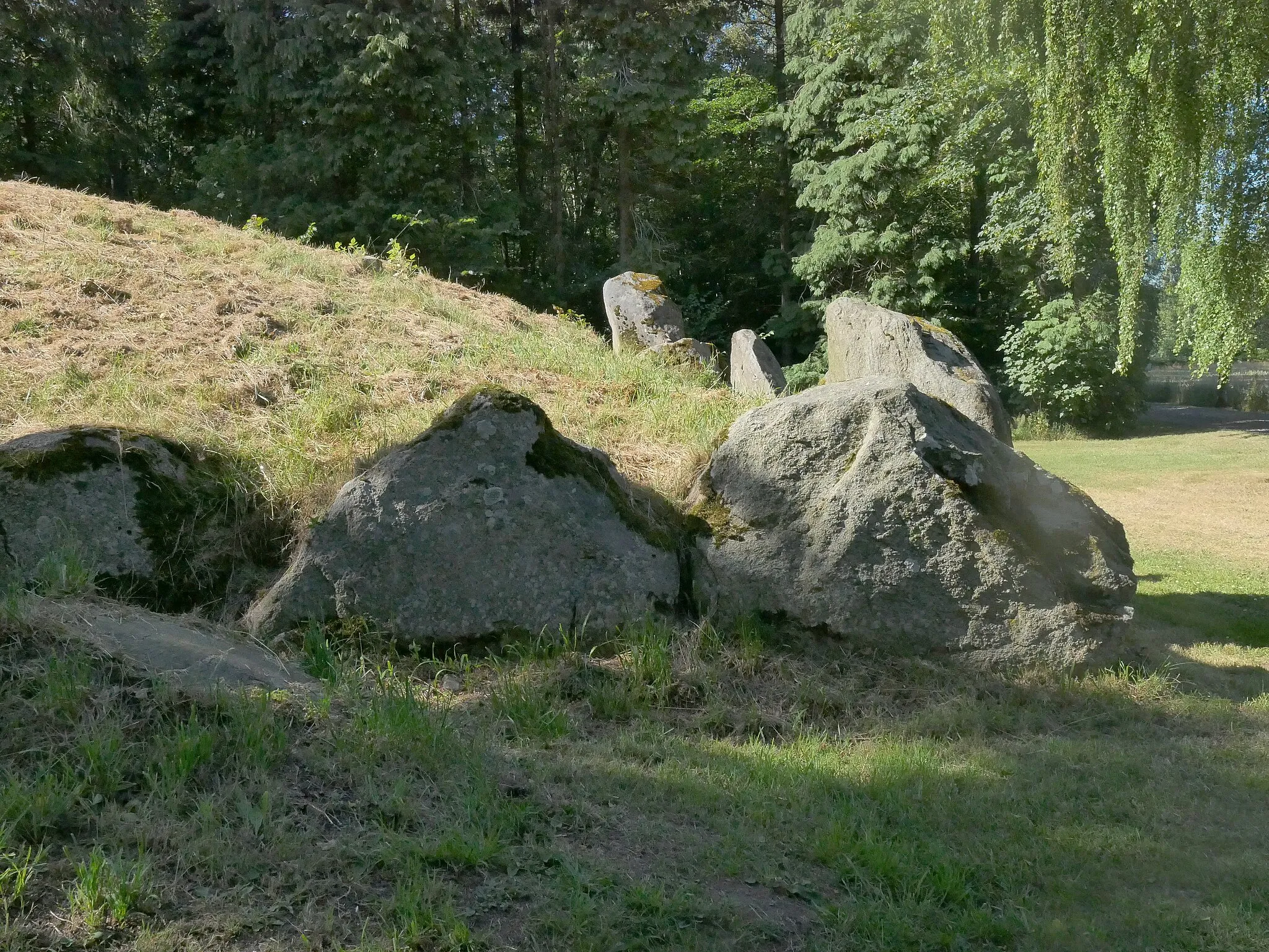 Photo showing: Kongehøjen - Randsteine vom südöstlichen Eck