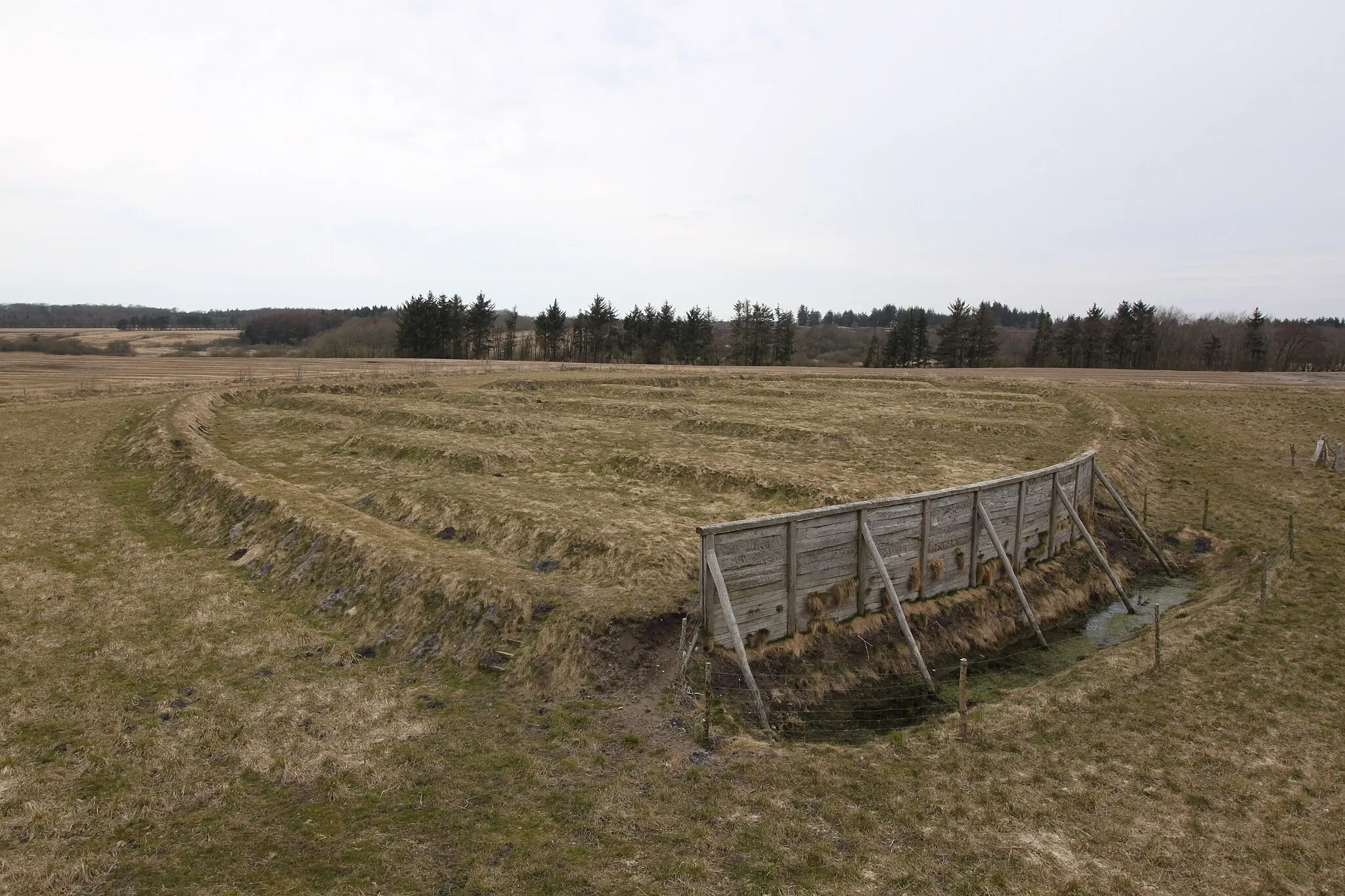 Photo showing: Lyngsmosefæstningen oder Lyngsmose fæstningen: Ausgrabung einer befestigten Siedlung aus der Eisenzeit