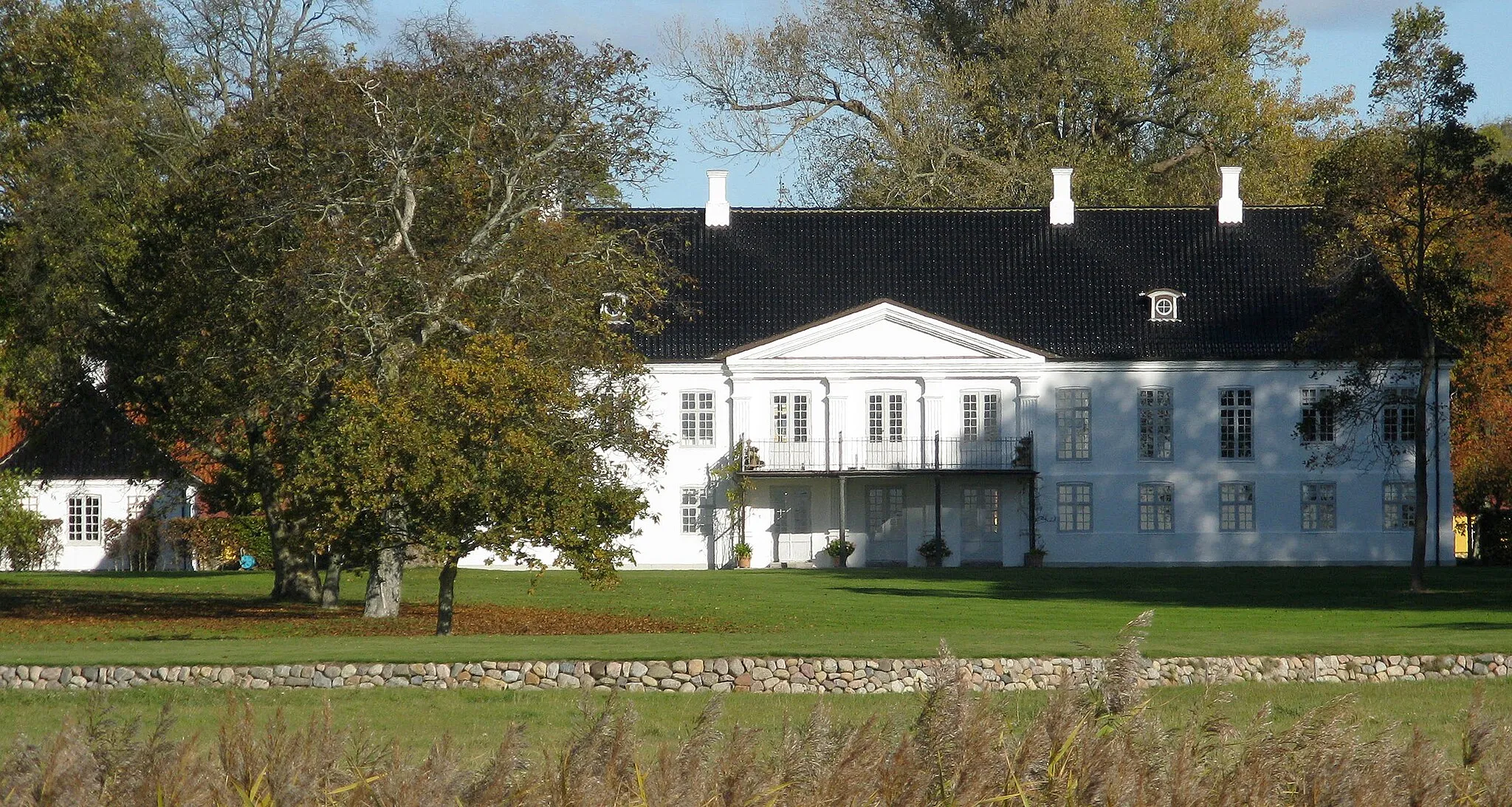 Photo showing: Gyllingnæs ligger i Gylling Sogn, Hads Herred, Odder Kommune. Næsset er udskilt fra Åkær Gods i 1801 af greve Friedrich Otto von Dernath. Gyllingnæs blev købet af den engelskfødte købmand John Smith. Hovedbygningen på Gyllingnæs er opført i 1865.