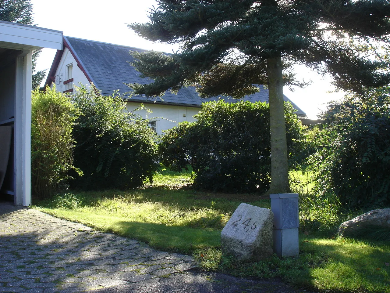 Photo showing: Ølholm Station fra Ø med km-sten: 24,5 km fra Horsens