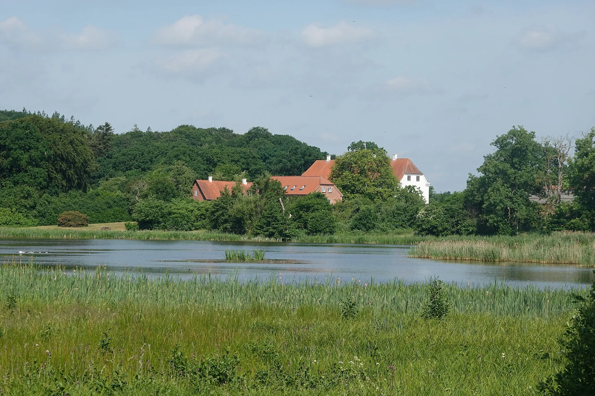Photo showing: Schloß mit See Sondermade