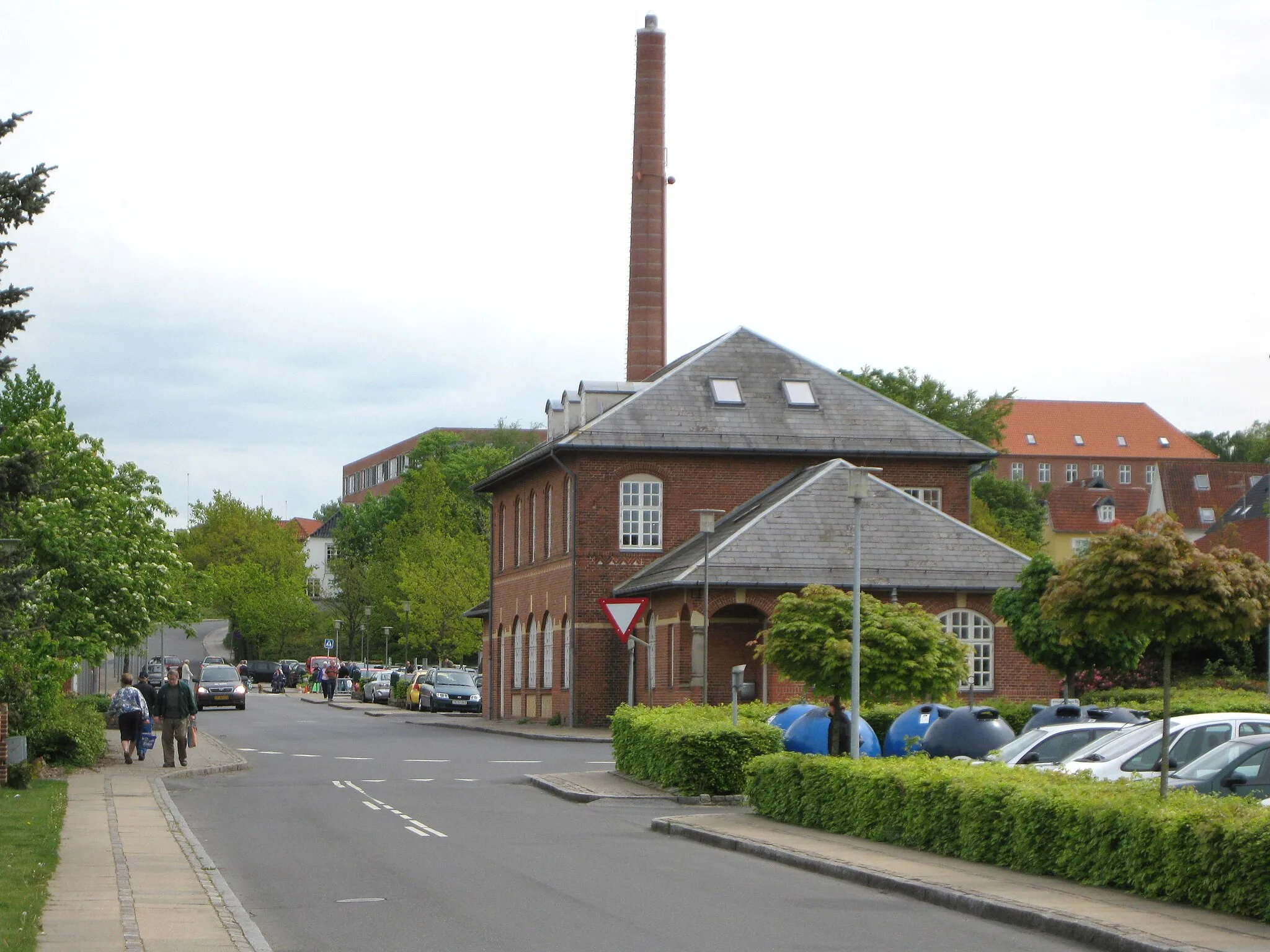 Photo showing: The former train station in the small town "Hammel". The town is located in East Jutland, Denmark.