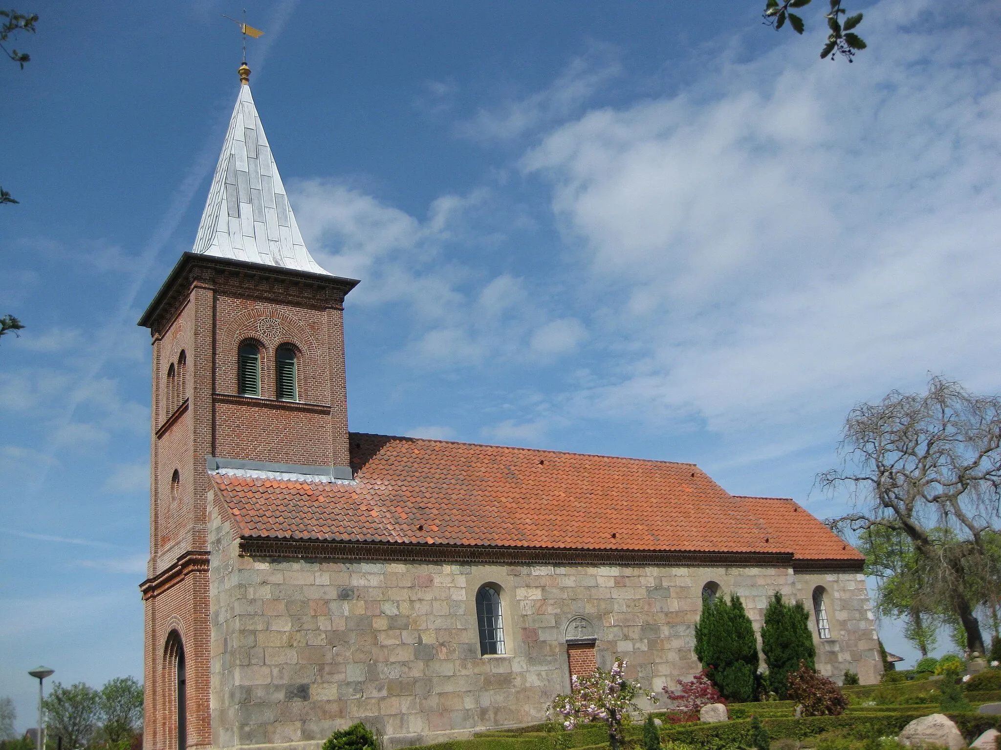 Photo showing: The church "Trige Kirke" in the small town "Trige" north of Aarhus. The town is located in East Jutland, Denmark.