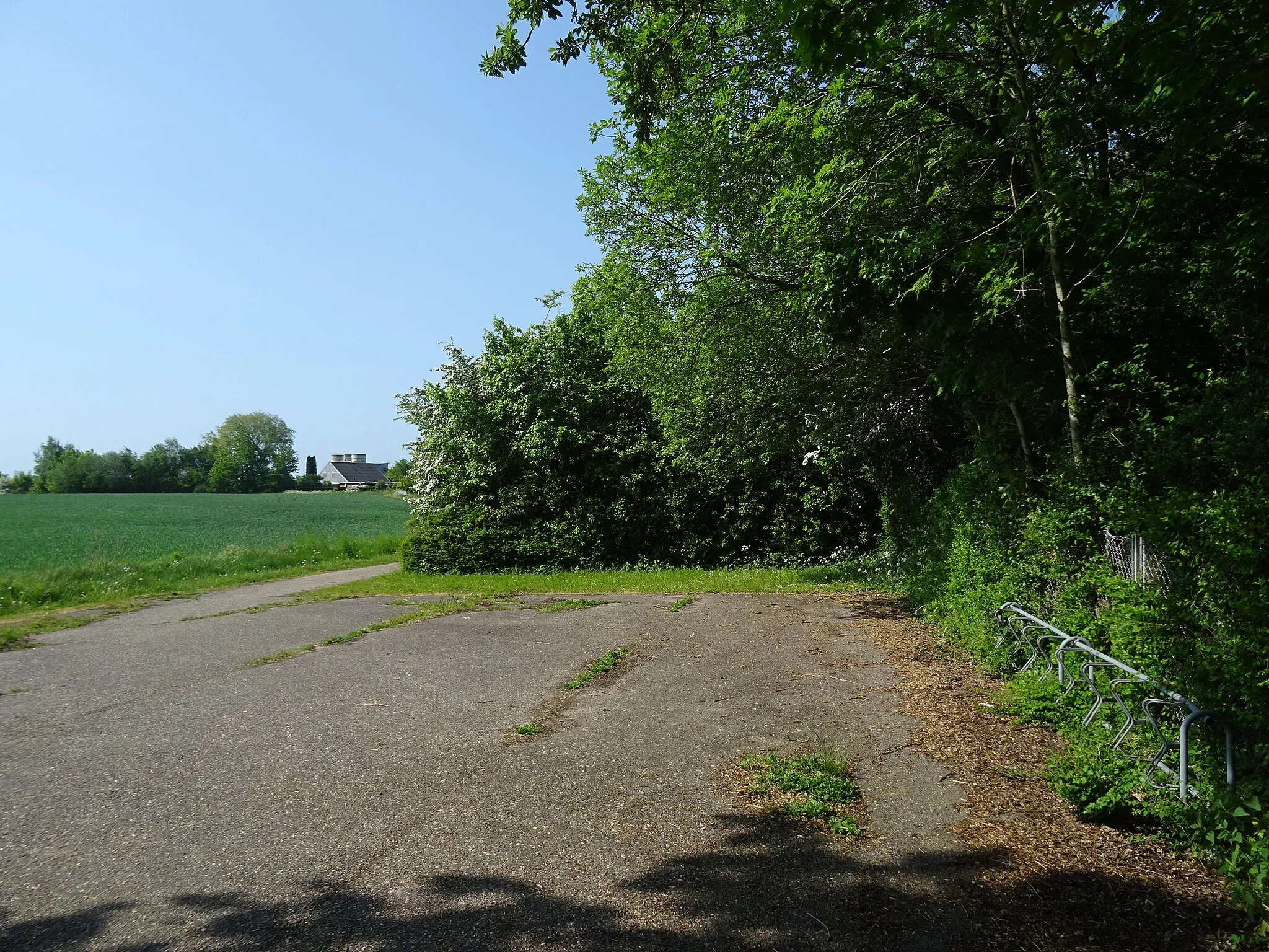 Photo showing: Small car park at Møgelgårdsvej at Hovmarken Station on Grenaabanen north of Aarhus in Denmark.