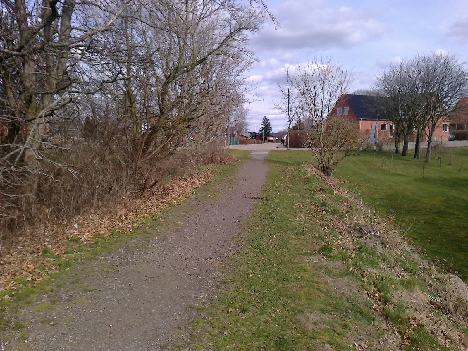 Photo showing: Grusstien fra Sønderkær slutter ved Algade i Grønbjerg. På Skolevænget lige fremme ligger Grønbjerg Station.