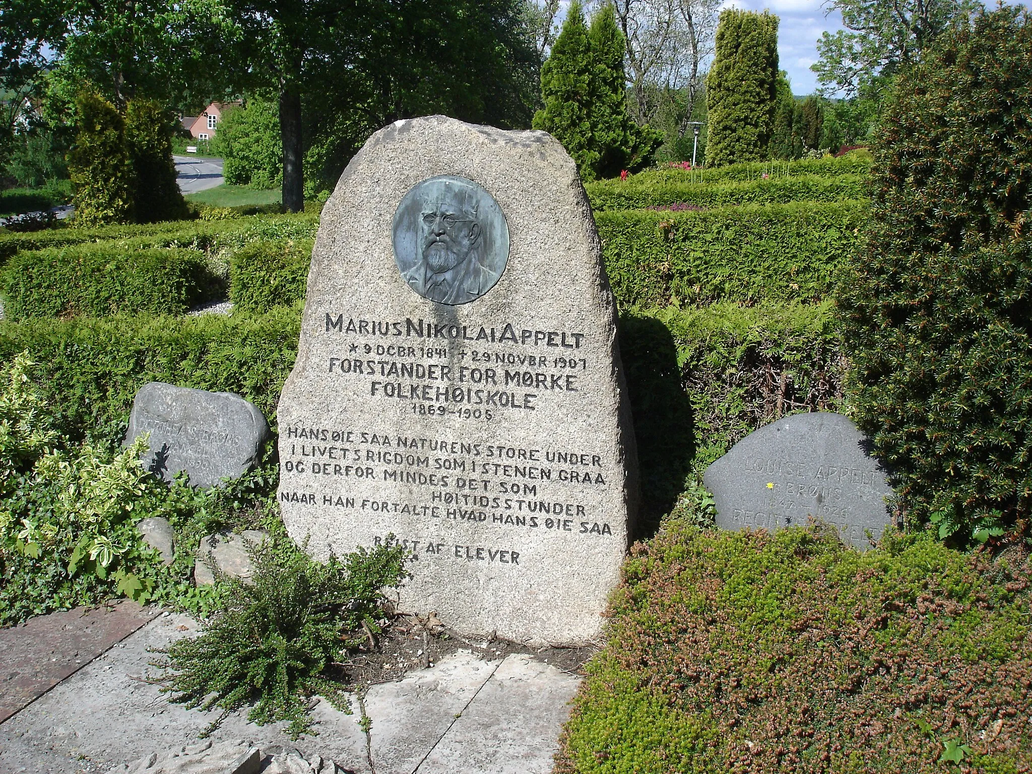 Photo showing: Højskoleforstander Marius Nikolai Appelts gravsten på Mørke Kirkegård, udført af hans svigersøn, billedhuggeren Elias Ølsgaard